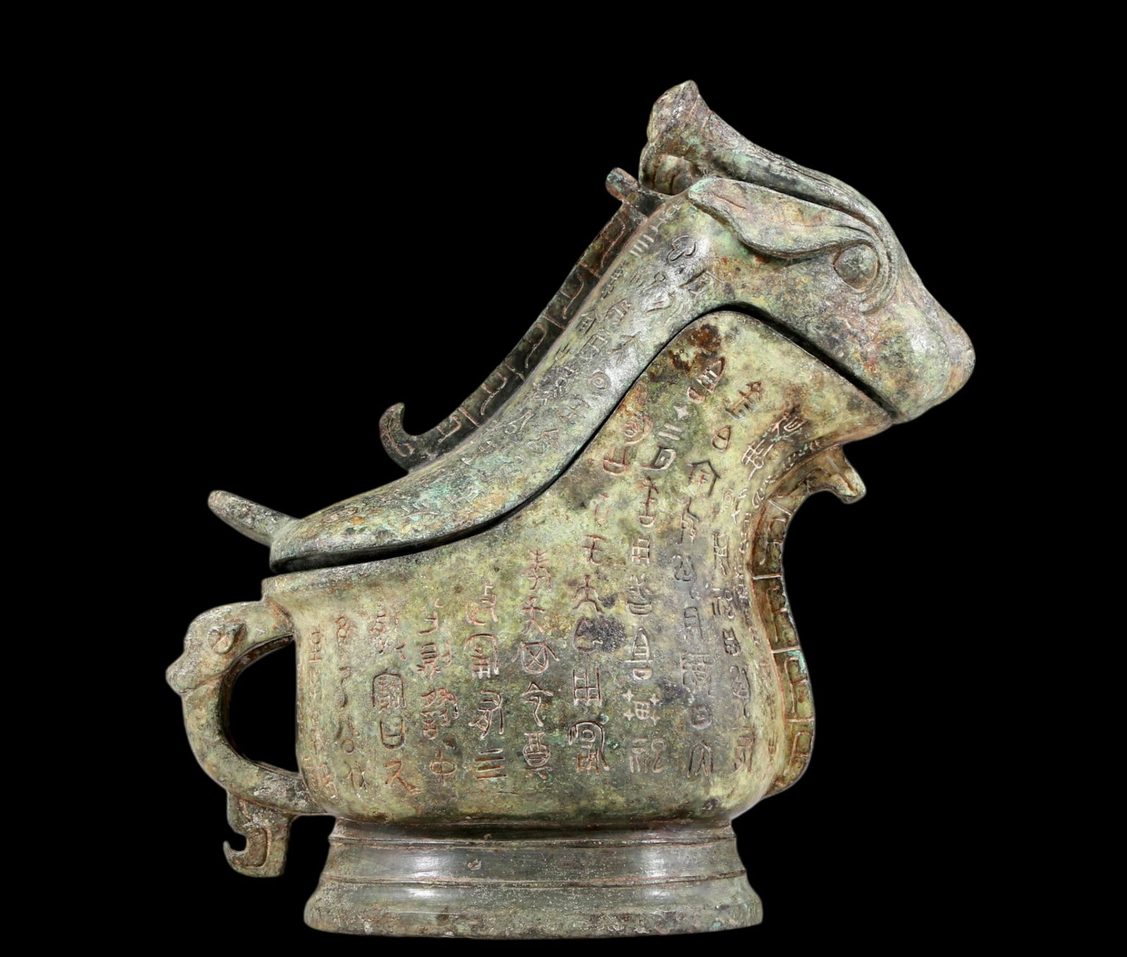 A precious bronze ewer with auspicious animal patterns: A precious bronze ewer with auspicious animal patterns and inscriptions. In ancient times, the surface was carefully carved, vividly demonstrating the superb skills of the craftsmen. It has its own un