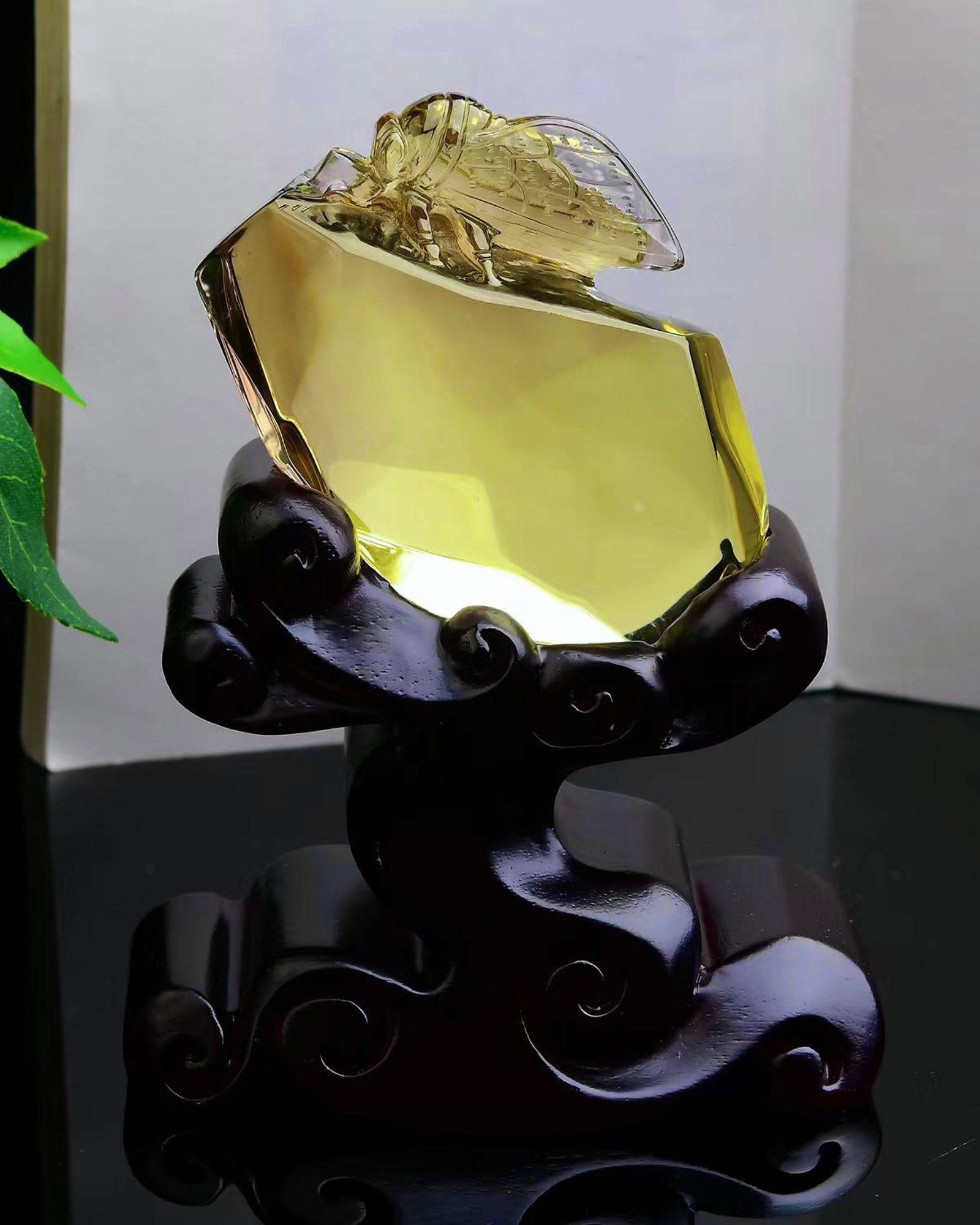 An Exquisite Crystal Cicada Pattern Ornament: An Exquisite Crystal Cicada Pattern Ornament,Size:81mmx65mmx34mm,(高)133mm,Total Weight:327.3g 水晶蝉纹摆件