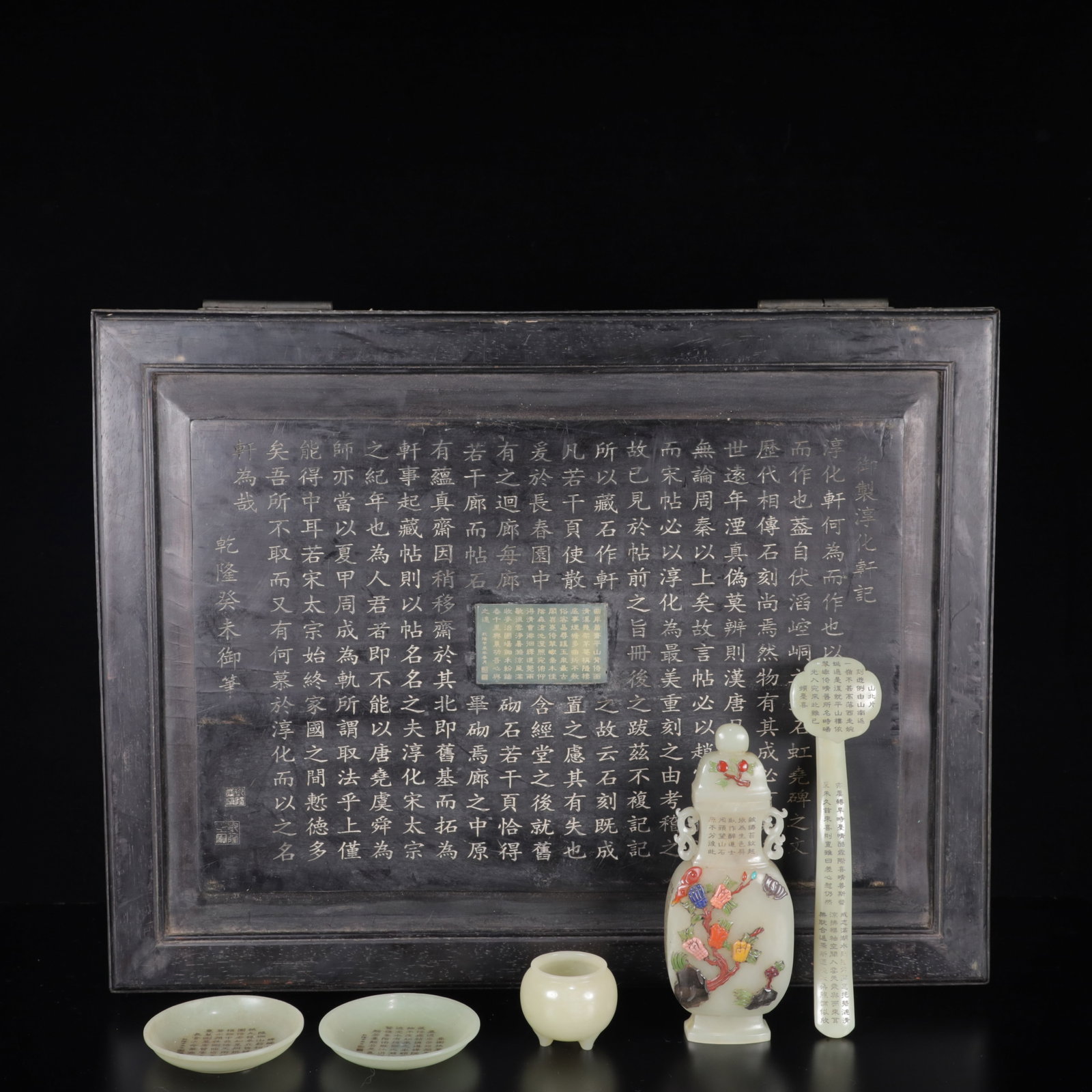 A Set of Exquisite White Jade Flower Pattern Ornaments: A Set of Exquisite White Jade Flower Pattern Ornaments,Qing Dynasty, China,Qianlong Four-character Mark,Size:(Ruyi)8.7inx2.2inx1.2in,(Vase)3.1inx1.2inx3.5in,Weight:950g 一套白玉