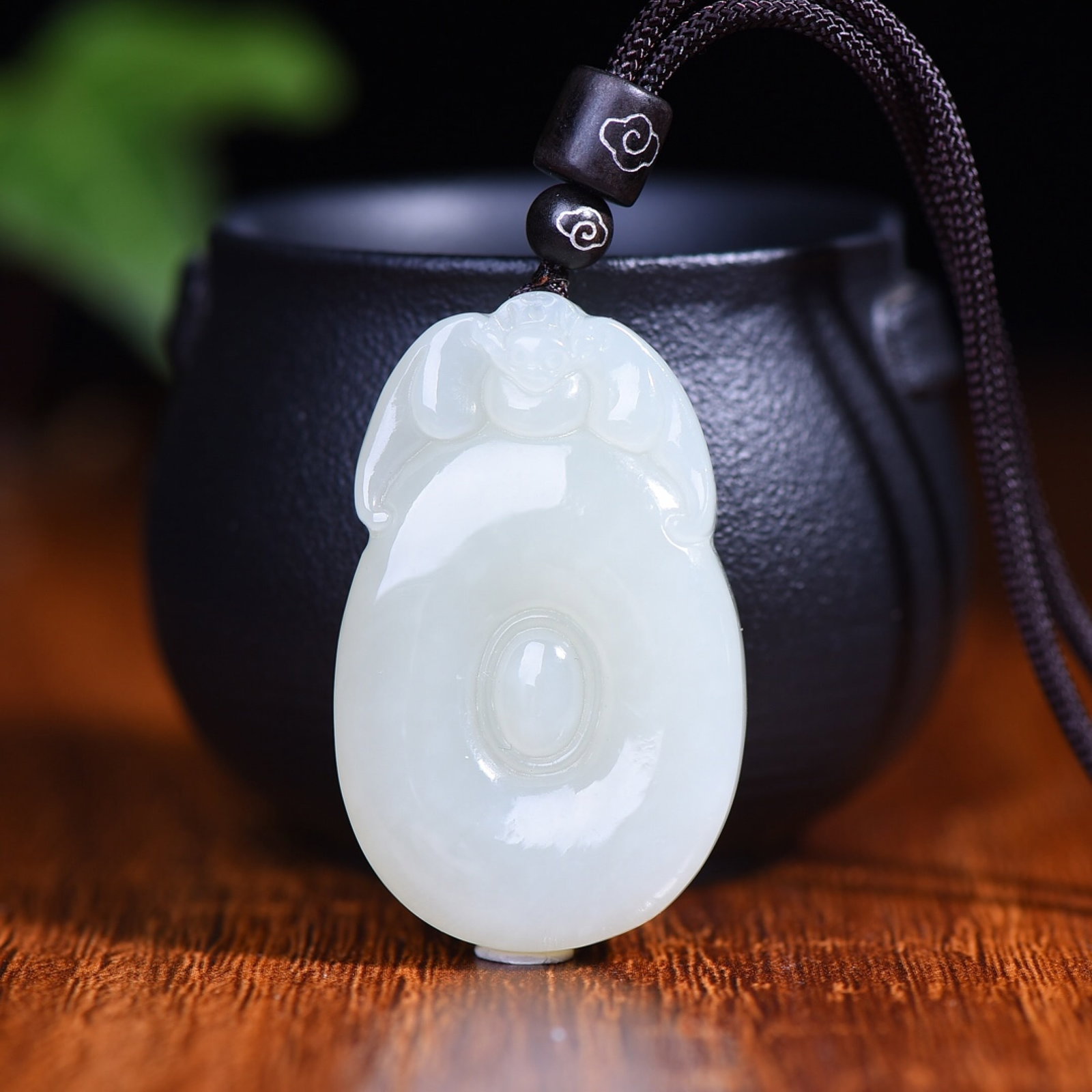 An Exquisite White Jade Bats Pattern Pendant: An Exquisite White Jade Bats Pattern Pendant,Size:30mmx48mm
