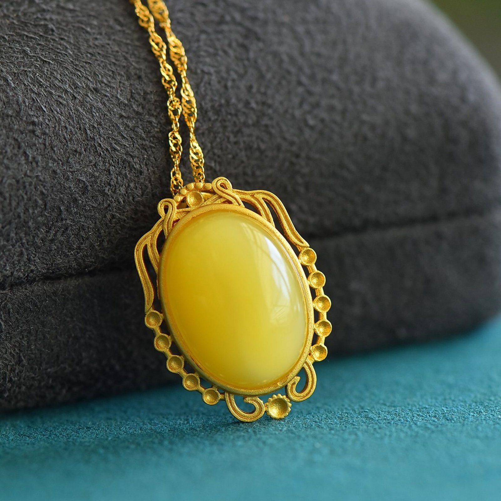 An Exquisite Sterling Silver-Gold Plated Inlaid Amber Necklace: An Exquisite Sterling Silver-Gold Plated Inlaid Amber Necklace,Size:13mmx18mm 纯银镀金镶琥珀项链