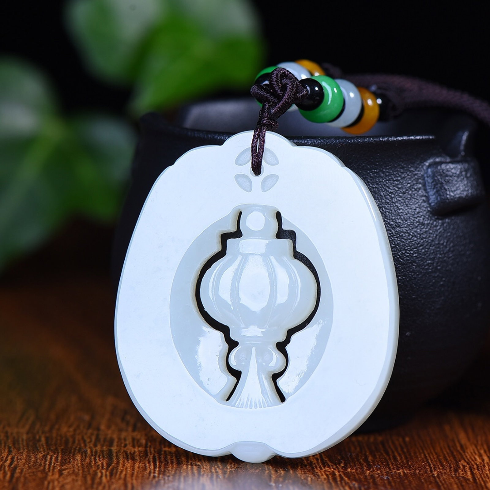 An Exquisite White Jade Pendant: An Exquisite White Jade Pendant,Size:43mmx52mmx8mm (寓意)吉祥 前途一片光明 白玉吊坠