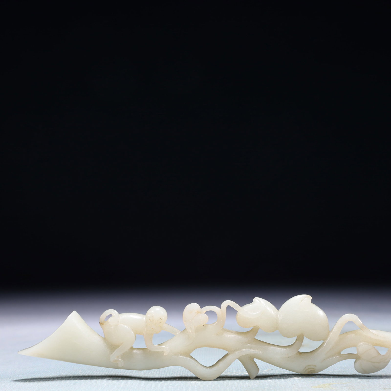 An Exquisite White Jade Monkey Ornament - 2