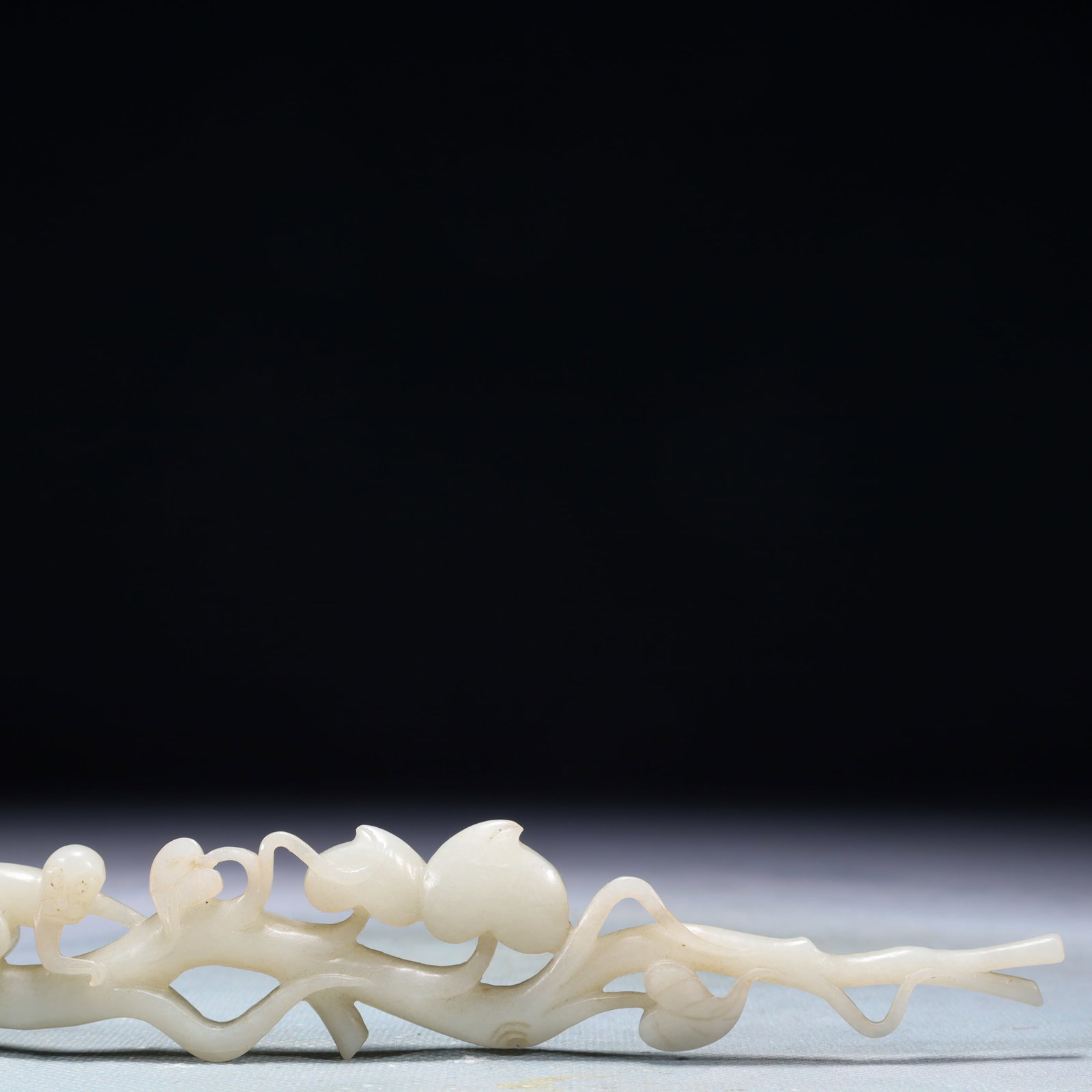An Exquisite White Jade Monkey Ornament - 3