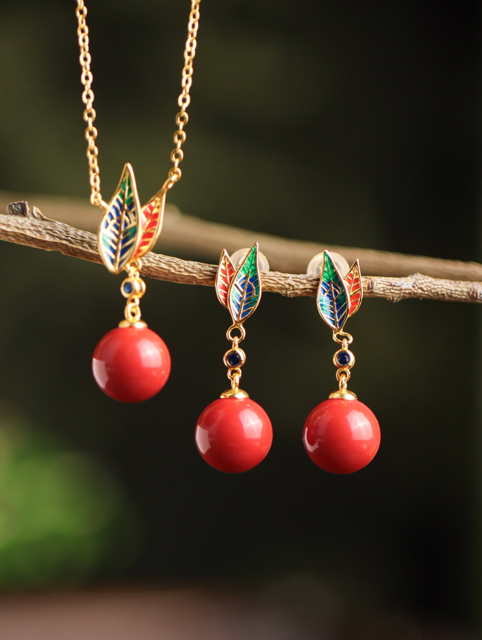 A Set of Fine Sterling Silver-Gold Plated Inlaid Cinnabar Enamel Jewelrys: A Set of Fine Sterling Silver-Gold Plated Inlaid Cinnabar Enamel Jewelrys 一套纯银镀金镶朱砂珐琅首饰