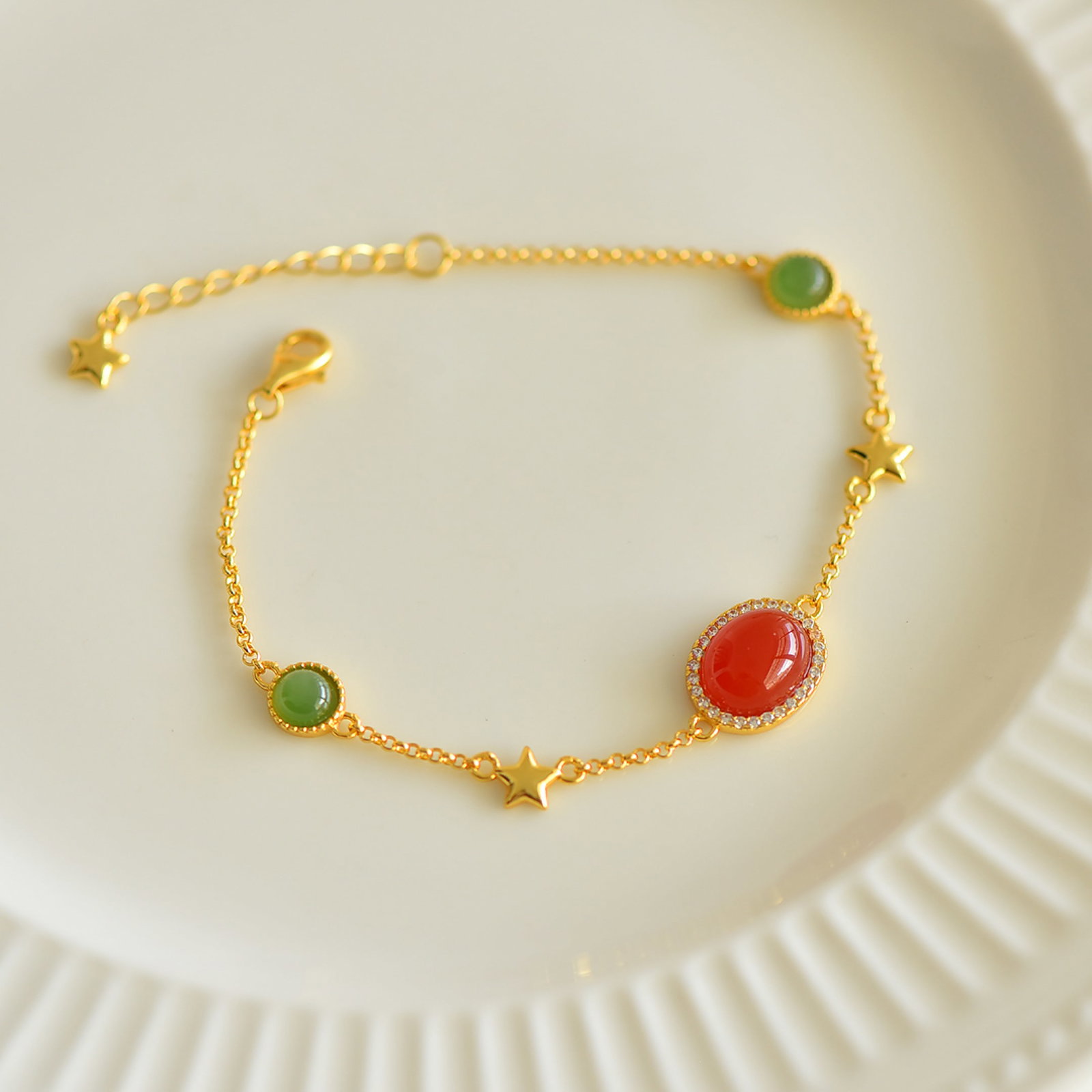 An Exquisite Sterling Silver-Gold Plated Inlaid Red Agate Bracelet,Inlaid Diamond: An Exquisite Sterling Silver-Gold Plated Inlaid Red Agate Bracelet,Inlaid Diamond,Size:8mmx10mm 纯银镀金镶红玛瑙手链,嵌钻石