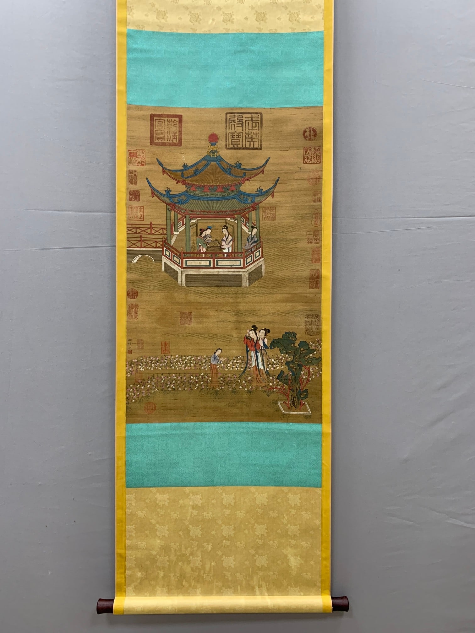 A Chinese Vertical Scroll Ink Painting of Character and Story on Silk,Gu Kaizhi: A Chinese Vertical Scroll Ink Painting of Character and Story on Silk,Gu Kaizhi,Size:(Without frame)32.3inx20.5in 一幅中国水墨绢本人物ਠ