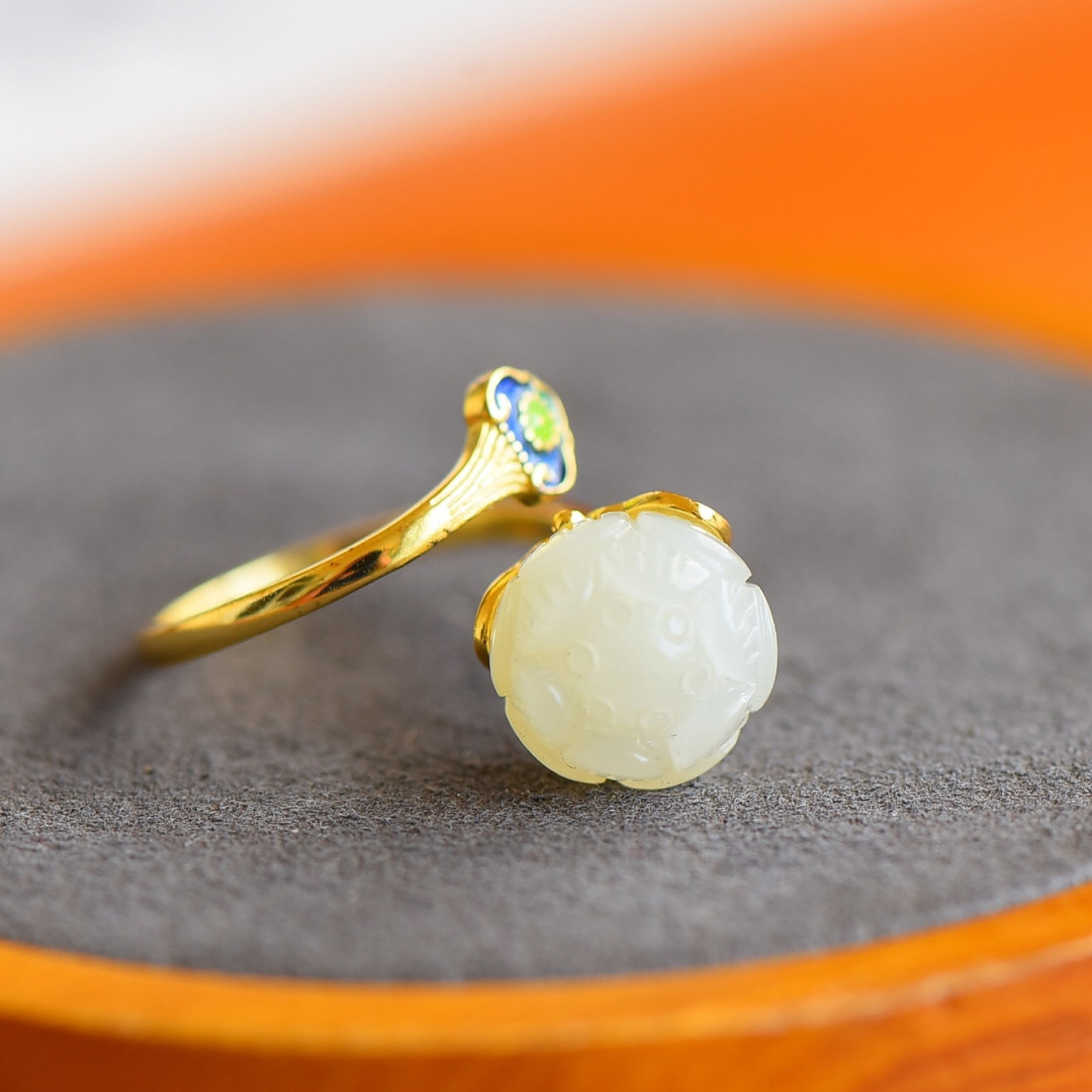 An Exquisite Sterling Silver Inlaid White Jade Ring: An Exquisite Sterling Silver Inlaid White Jade Ring,Size:11mmx11mm 纯银镶白玉戒指