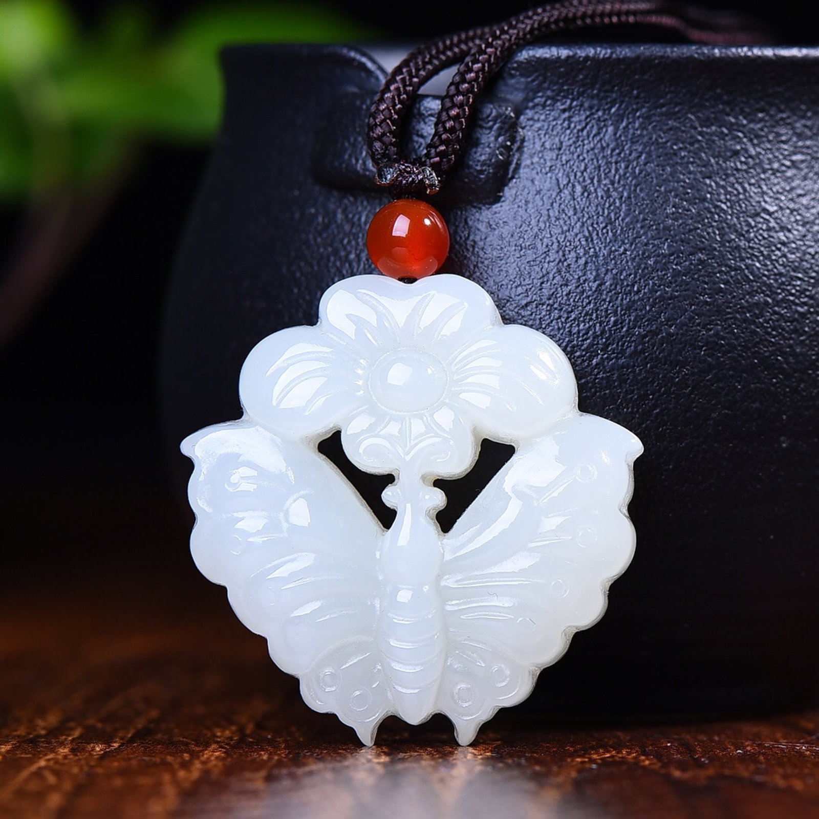 An Exquisite White Jade Butterfly Pendant: An Exquisite White Jade Butterfly Pendant,Size:33mmx34mm (寓意)玉脂白润 时尚大方 白玉蝴蝶吊坠