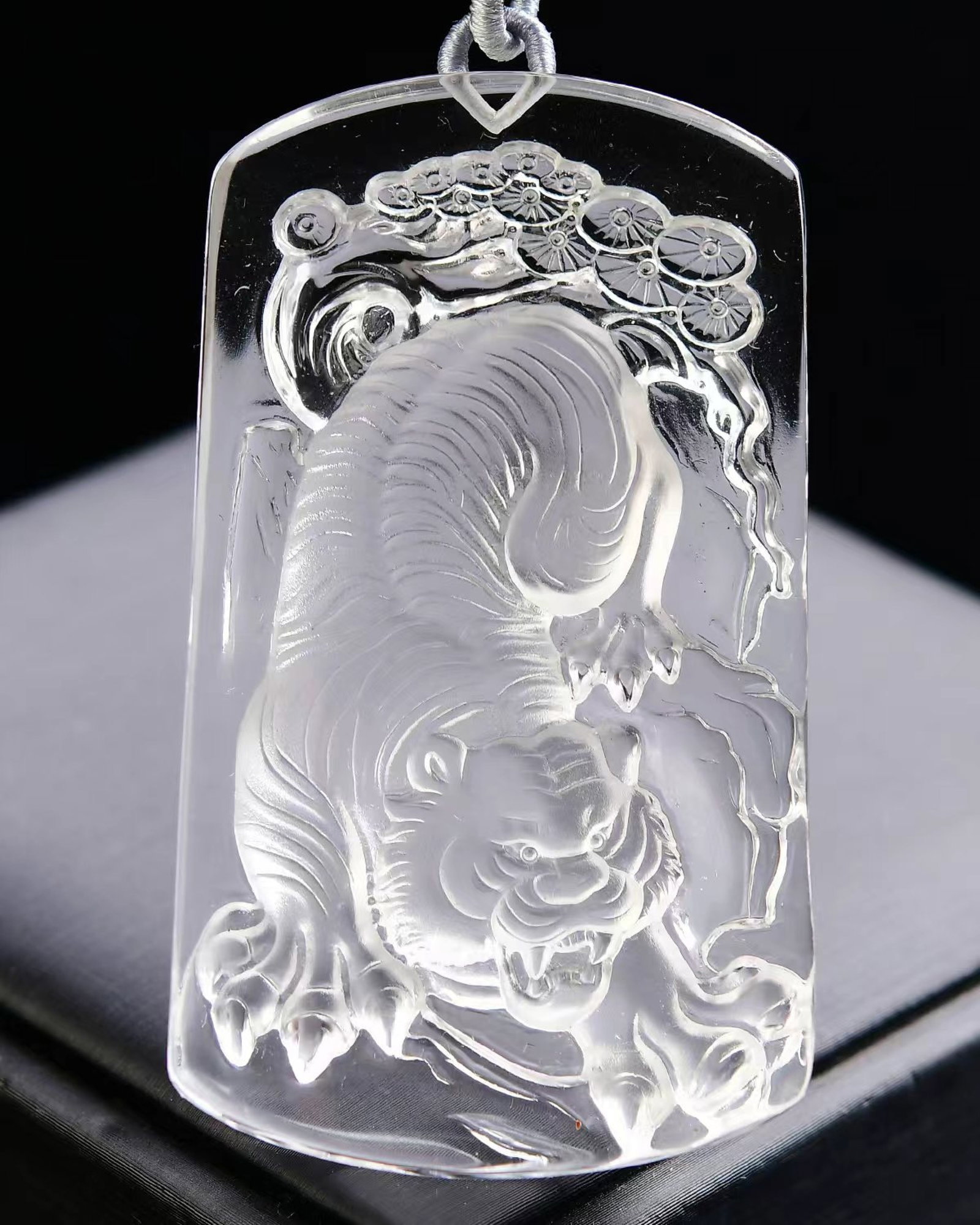 An Exquisite Crystal Tiger Pattern Pendant - 2