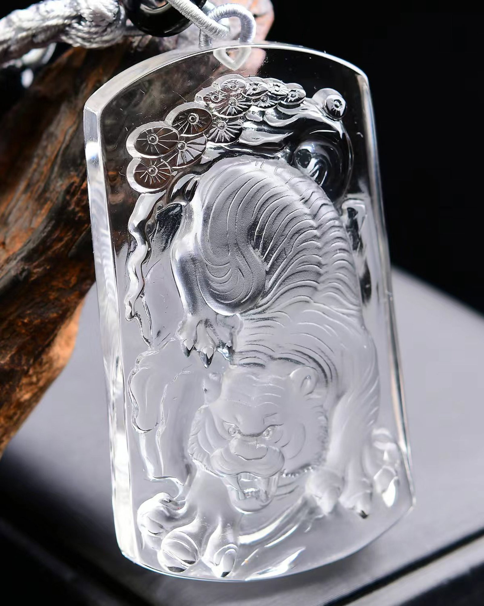 An Exquisite Crystal Tiger Pattern Pendant - 3