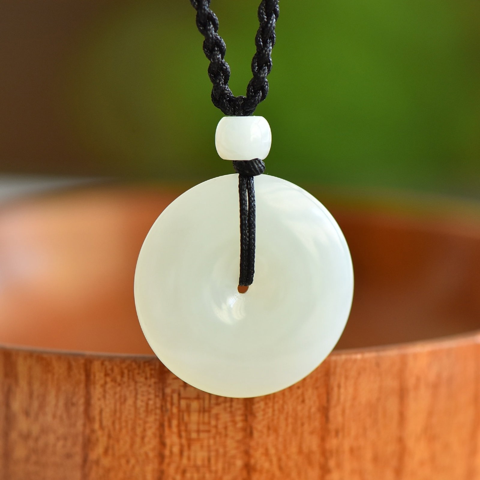 An Exquisite White Jade Pendant: An Exquisite White Jade Pendant,Size:26mmx29mmx6mm 寓意:吉祥平安扣,玉脂白润,无裂无纹 白玉吊&