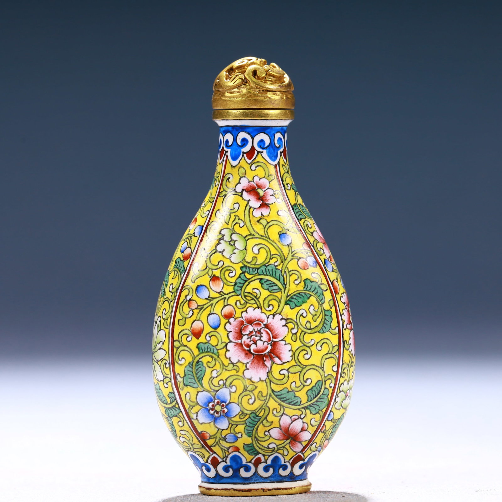 An Exquisite Painted Enamel Flower Pattern Snuff Bottle: An Exquisite Painted Enamel Flower Pattern Snuff Bottle,Qing Dynasty, China,Qianlong Four-character Mark,Size:1.4inx0.6inx3in,Weight:52g 画珐琅花卉纹鼻烟