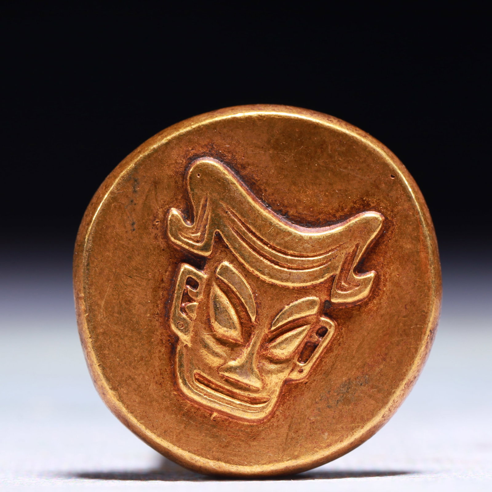 An Exquisite Gilt Bronze Cash Coin: An Exquisite Gilt Bronze Cash Coin,Shang Dynasty,China,Size:1.2in,Weight:30.9g 铜鎏金钱币,中国商代