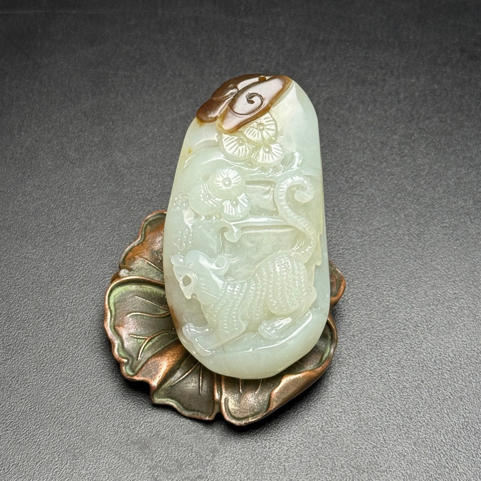 An Exquisite White Jade Tiger Pattern Pendant: An Exquisite White Jade Tiger Pattern Pendant,Qing Dynasty,China,Size:60mmx33mmx16mm,Weight:41g 白玉老虎纹挂件,中国清代