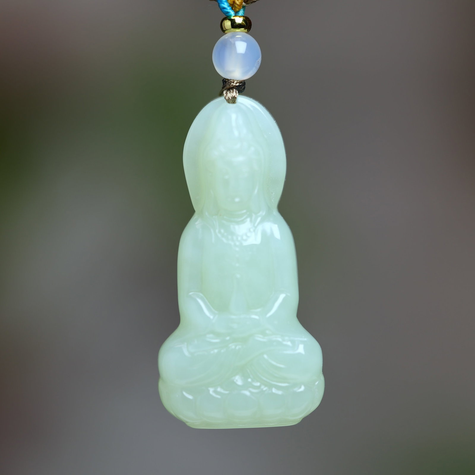 An Exquisite White Jade Avalokitesvara Pendant: An Exquisite White Jade Avalokitesvara Pendant,Size:42mmx21mm (寓意)慈悲为怀的观音菩萨 玉脂白润 白஍