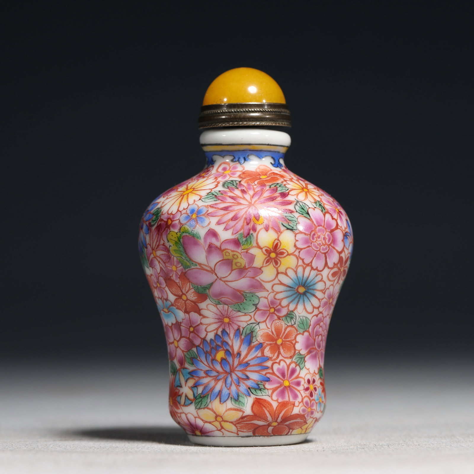 An Exquisite Painted Enamel Flower Pattern Porcelain Snuff Bottle: An Exquisite Painted Enamel Flower Pattern Porcelain Snuff Bottle,Qing Dynasty,China,Qianlong Four-character Mark,Size:1.6inx2.8in 瓷胎画珐琅彩花卉ń