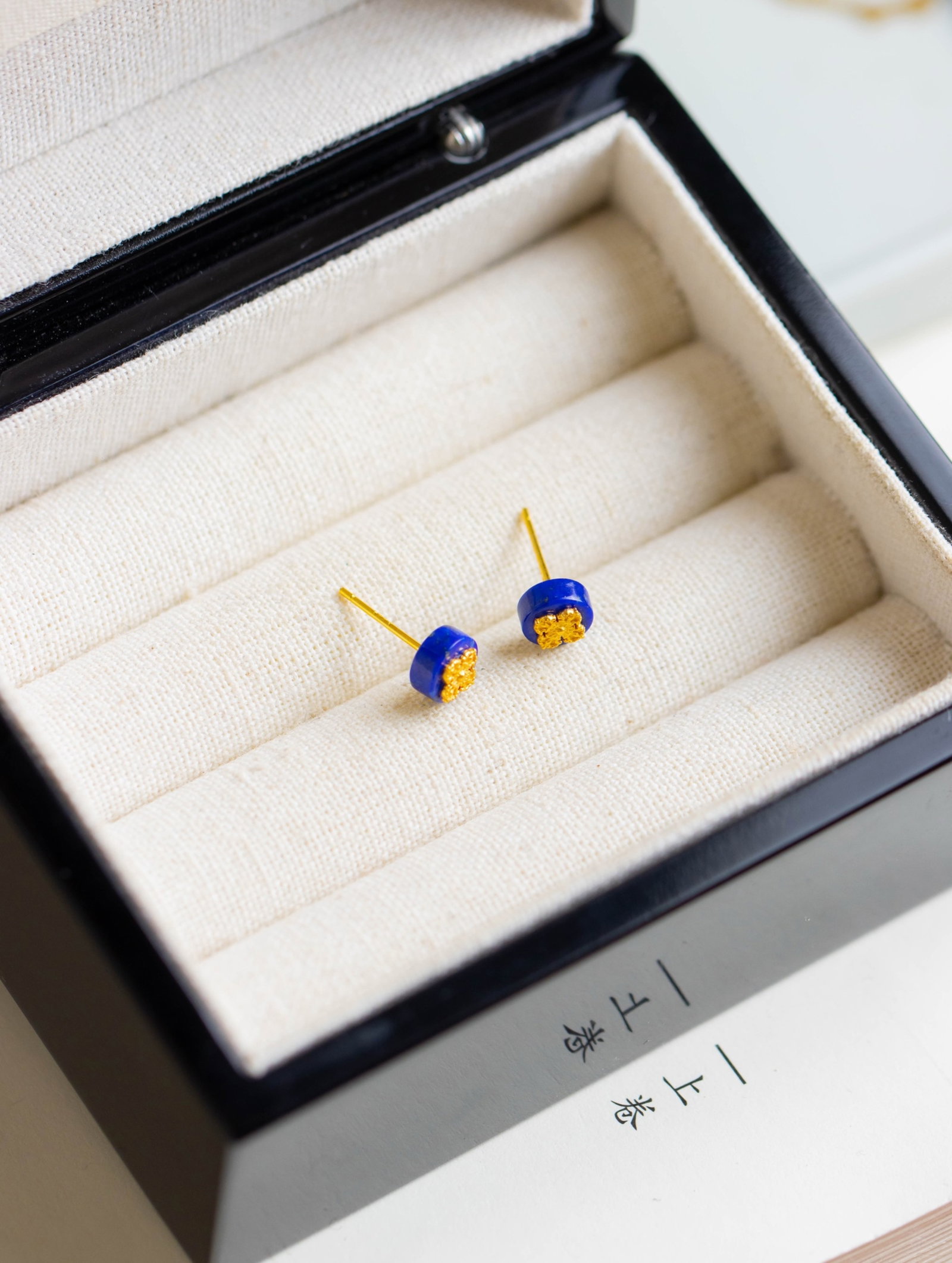 A Pair of Exquisite Sterling Silver-Gold Plated Inlaid Lapis Lazuli Earrings: A Pair of Exquisite Sterling Silver-Gold Plated Inlaid Lapis Lazuli Earrings 一对纯银镀金镶青金石耳钉