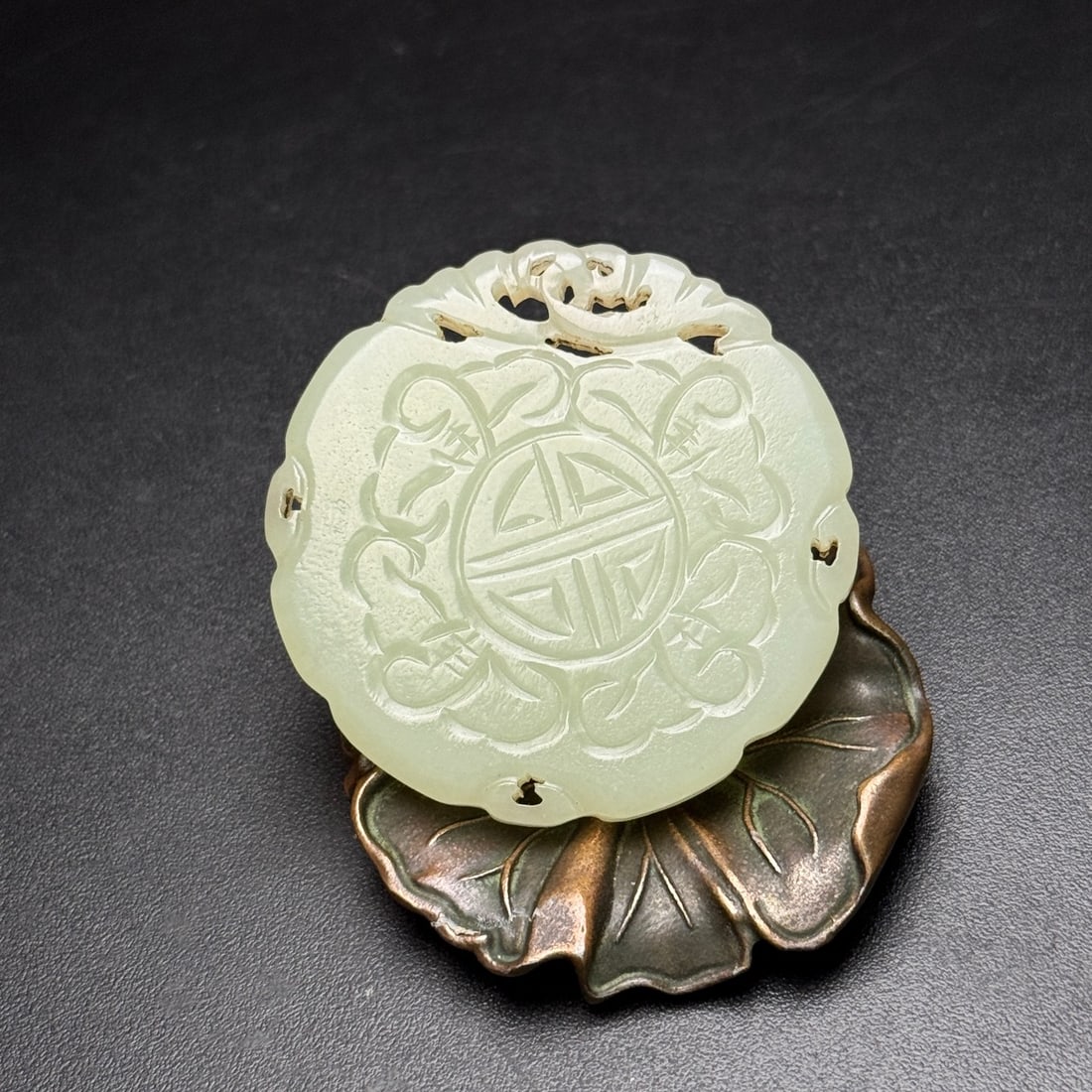 An Exquisite White Jade Bats and Peach Pattern Pendant: An Exquisite White Jade Bats and Peach Pattern Pendant,Qing Dynasty,China,Size:48mmx5mm,Weight:25g 白玉福寿纹挂件,中国清代