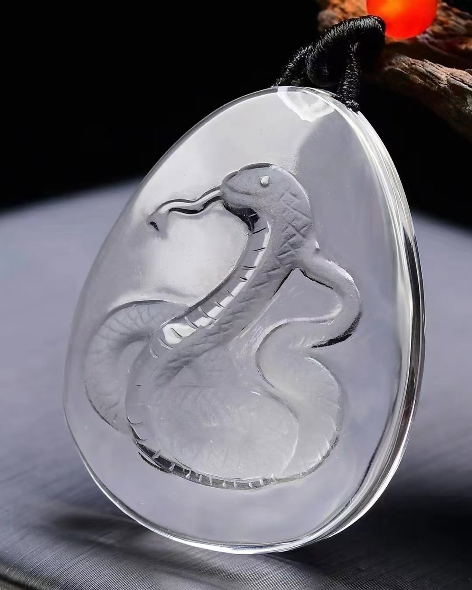 An Exquisite Crystal Snake Pattern Pendant - 2