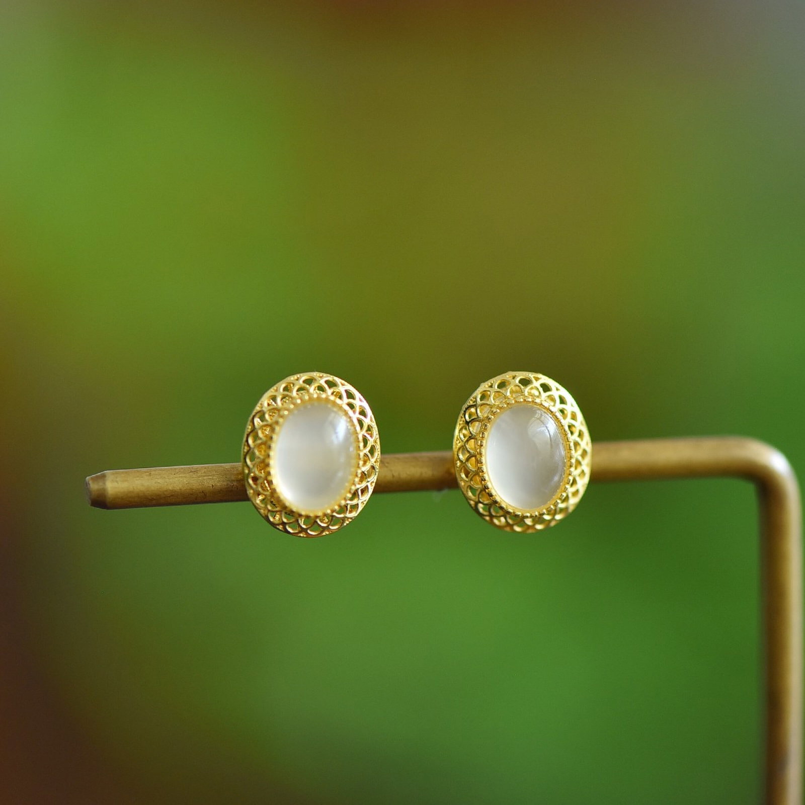 A Pair of Exquisite Sterling Silver-Gold Plated Inlaid White Agate Earrings: A Pair of Exquisite Sterling Silver-Gold Plated Inlaid White Agate Earrings,Size:6mmx8mm 一对纯银镀金镶白玛瑙耳钉