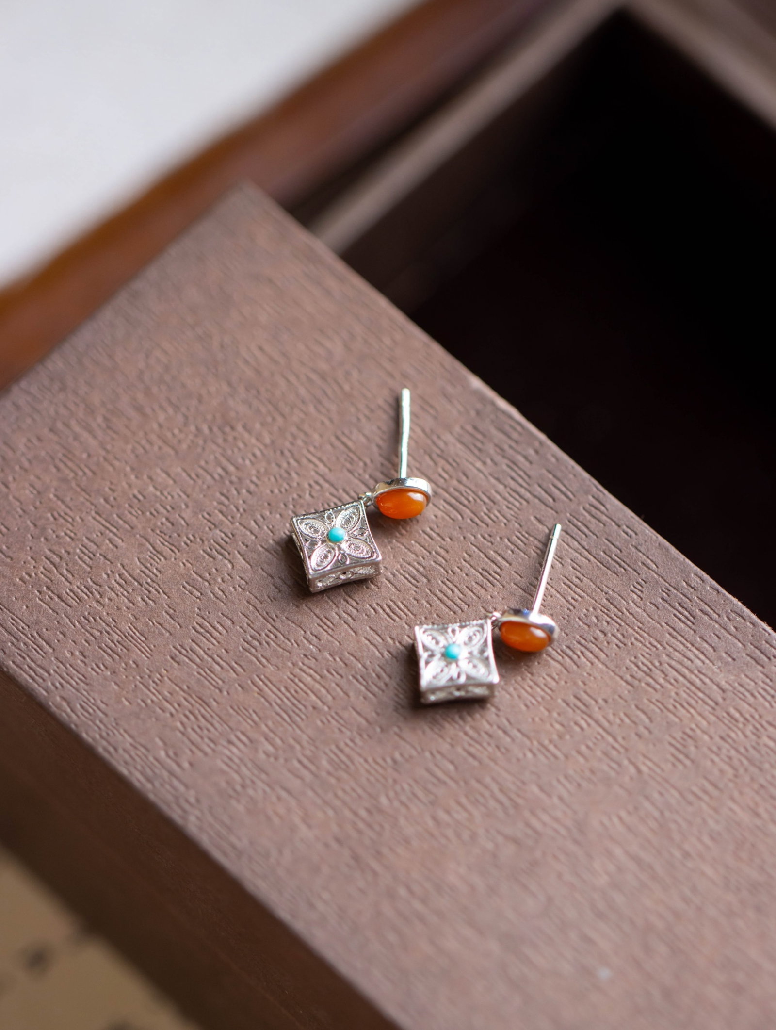 A Pair of Exquisite Sterling Silver Inlaid Agate Earrings,Inlaid Turquoise: A Pair of Exquisite Sterling Silver Inlaid Agate Earrings,Inlaid Turquoise 一对纯银镶玛瑙耳环,嵌绿松石
