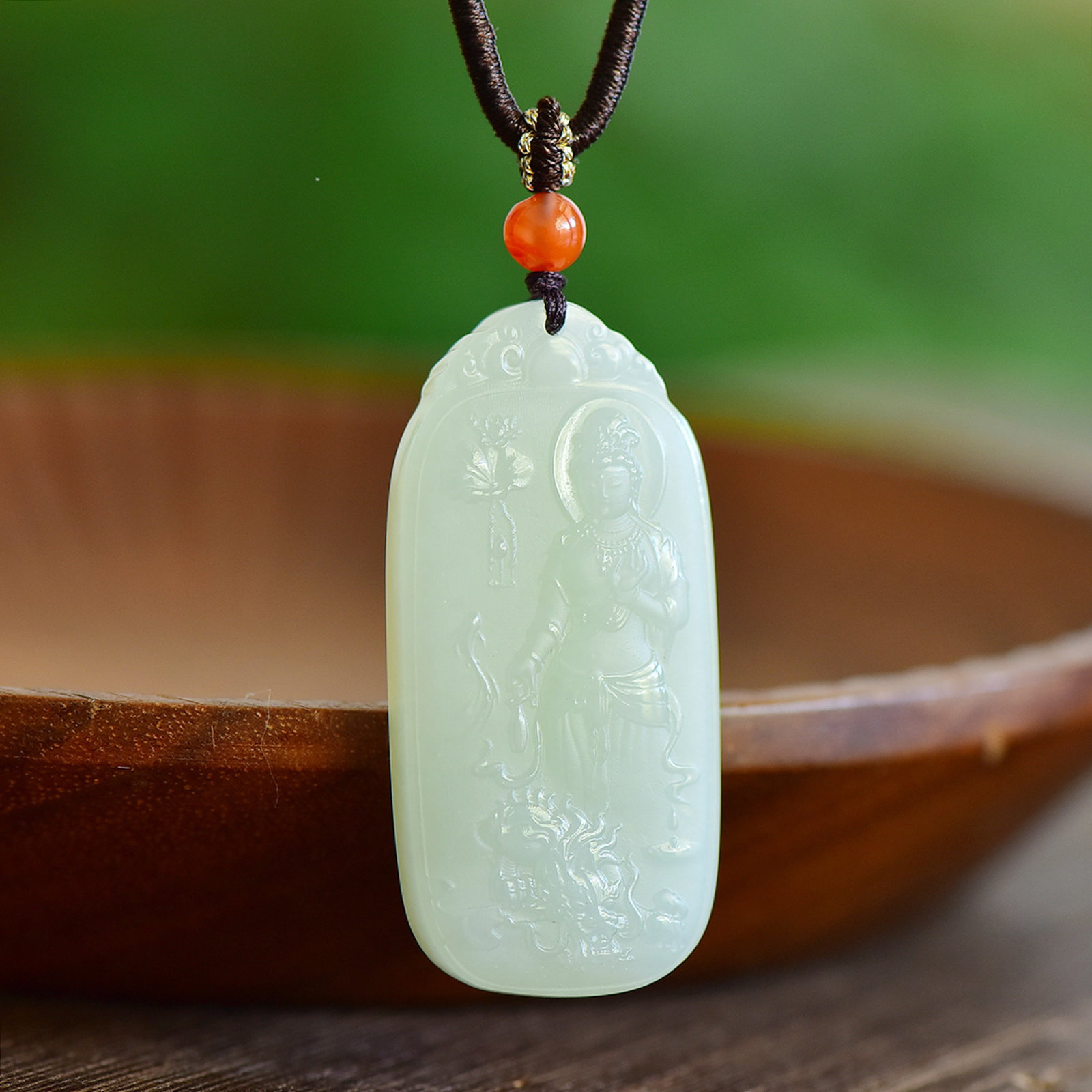 An Exquisite White Jade Avalokitesvara Pendant: An Exquisite White Jade Avalokitesvara Pendant,Size:45mmx21mm 寓意:吉祥 平平安安 一生幸福