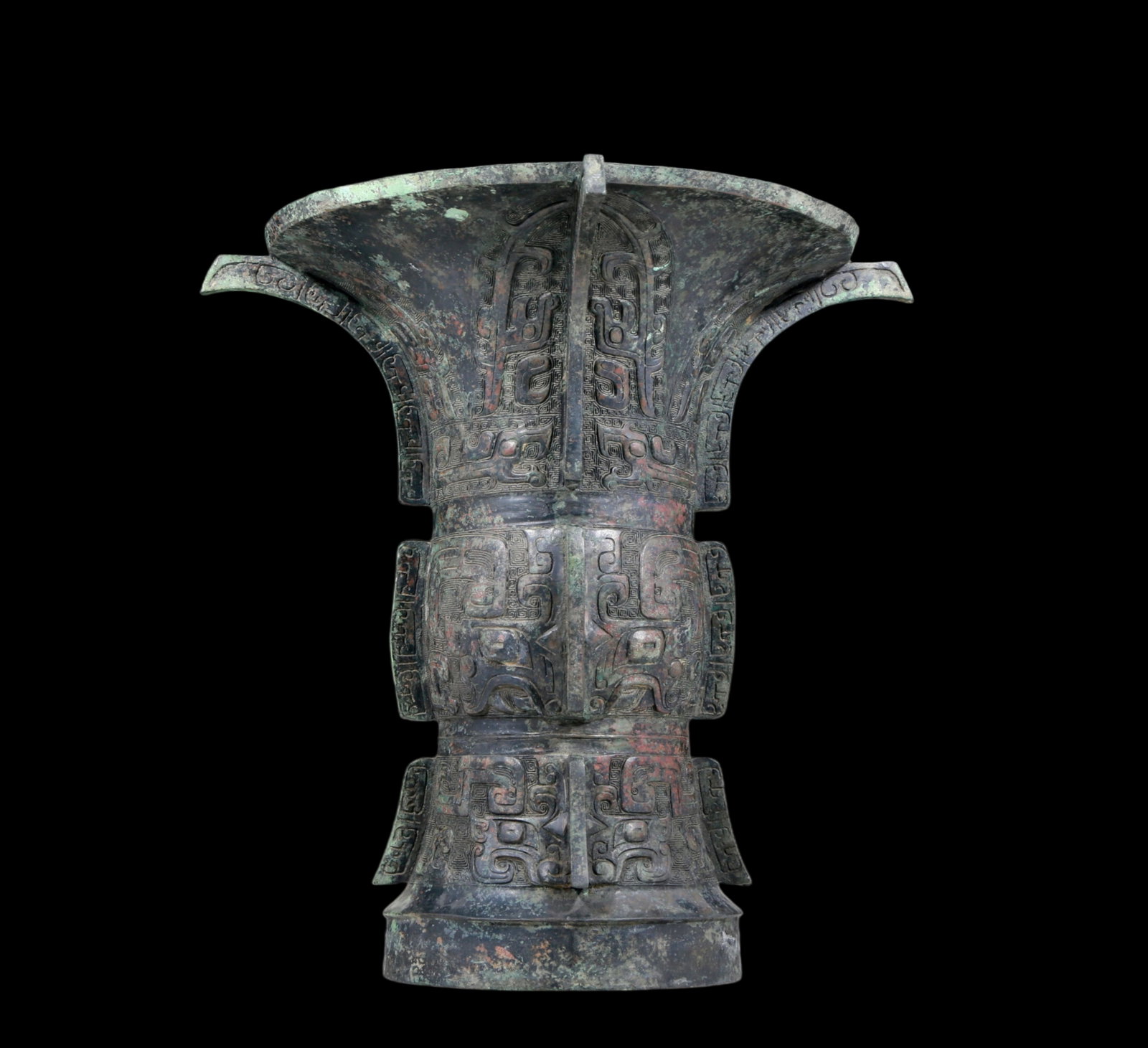 A precious bronze animal mask bottle: A precious bronze animal mask bottle with inscriptions. In ancient times, the surface was carefully carved, vividly demonstrating the superb skills of the craftsman. It has its own unique meaning and 