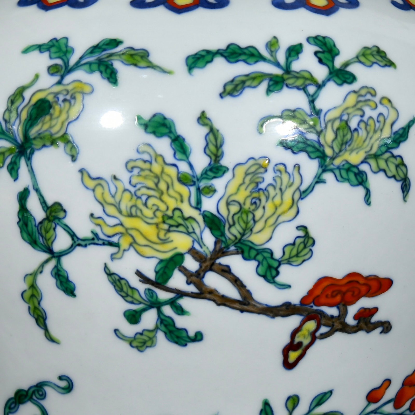 A Rare Wucai Fruit Pattern Vase - 5