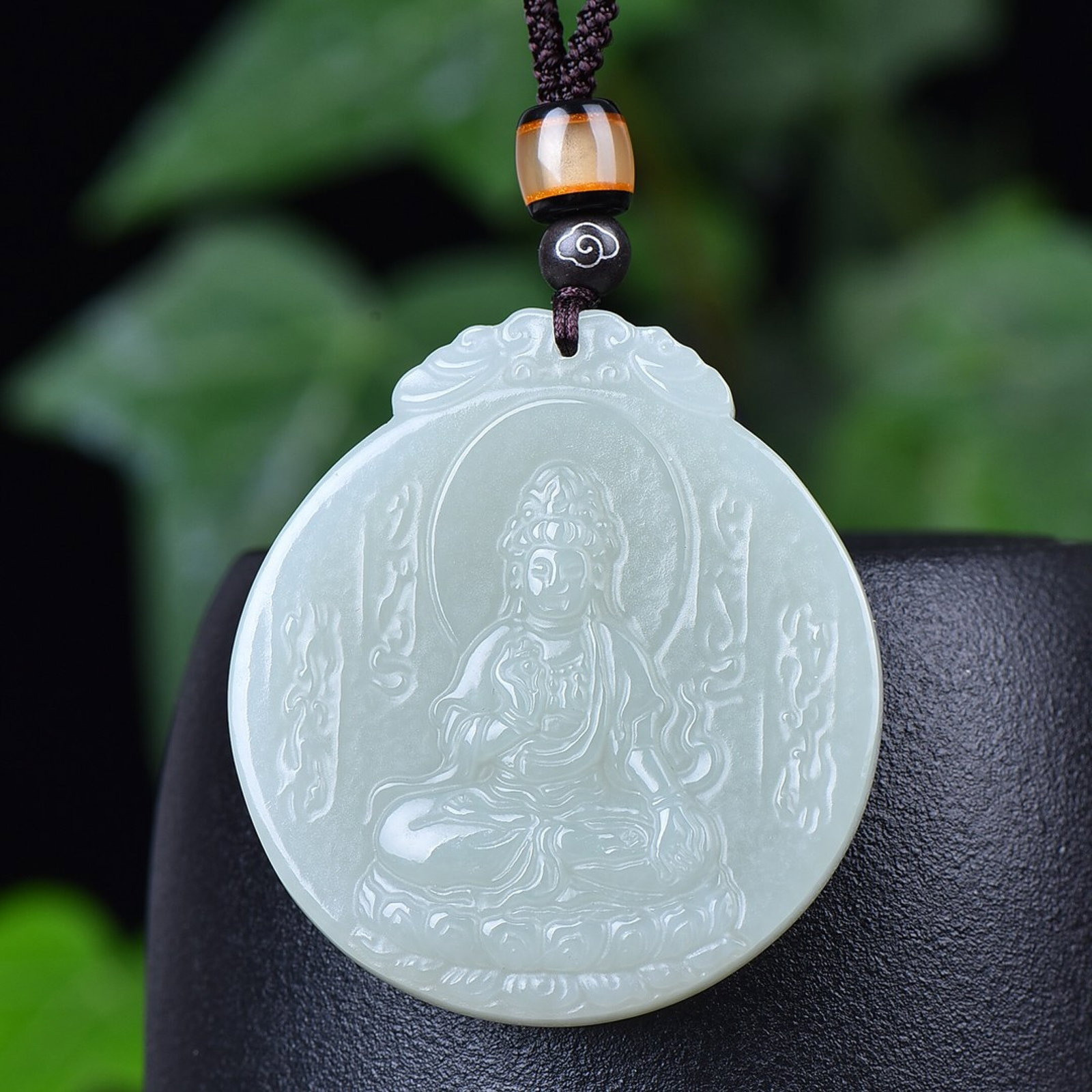 An Exquisite White Jade Auspicious Cloud and Avalokitesvara Pattern Pendant: An Exquisite White Jade Auspicious Cloud and Avalokitesvara Pattern Pendant,Size:45mmx48mm (寓意)吉祥 有福相伴 保平安 白玉