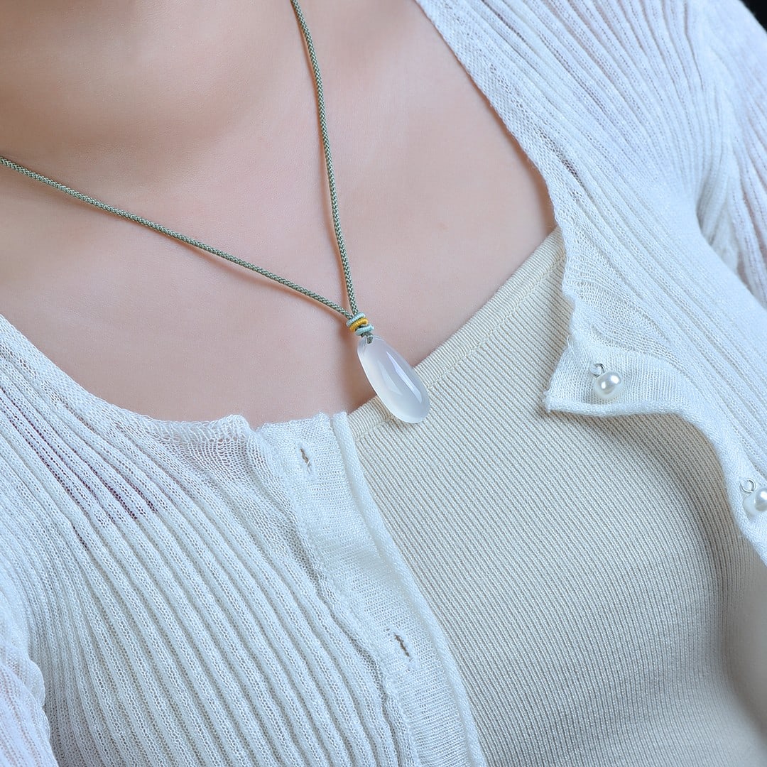 An Exquisite Jadeite Pendant: An Exquisite Jadeite Pendant,Size:13mmx30mm 翡翠挂件