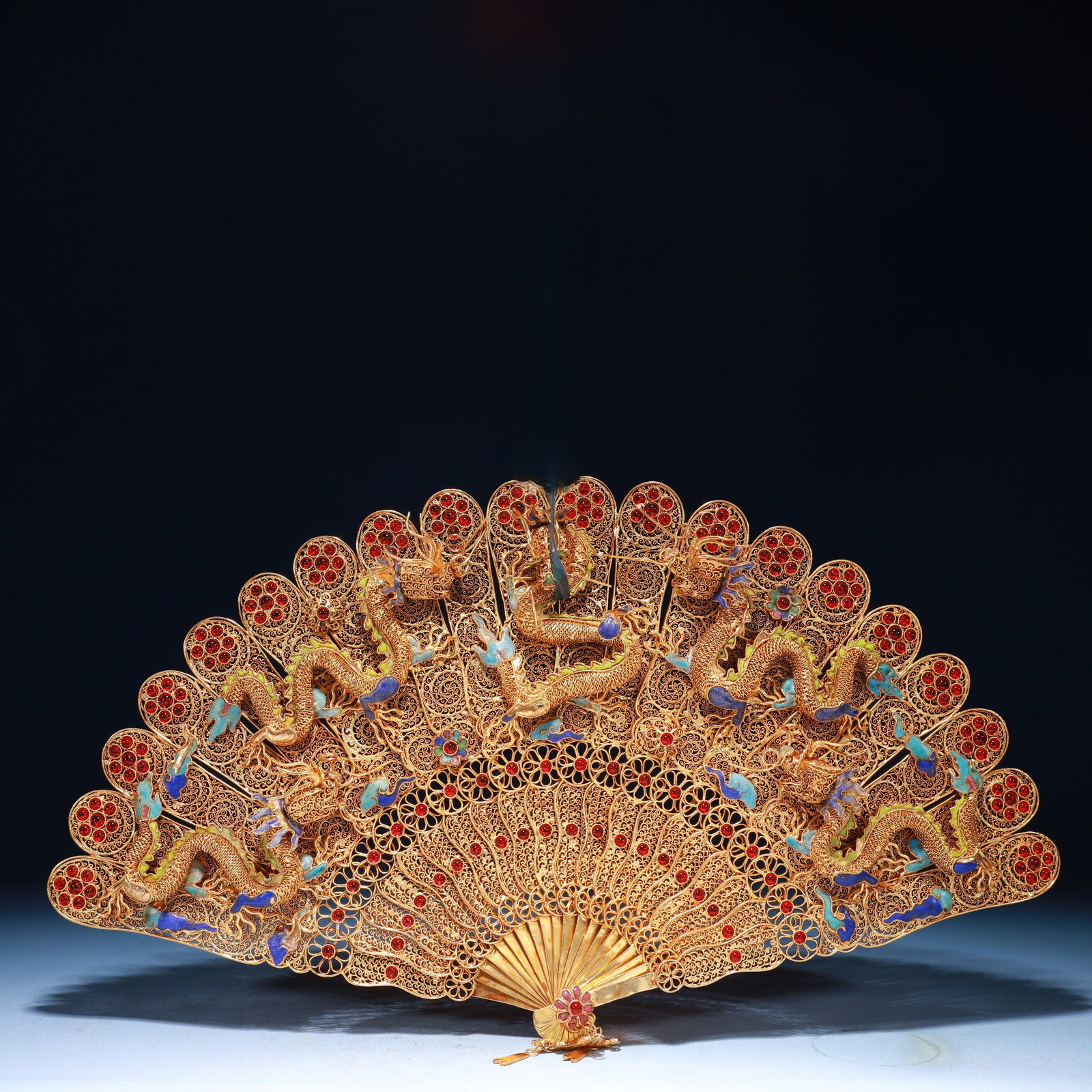 An Exquisite Filigree and Gilding Dragon Pattern Fan,Inlaid Gems: An Exquisite Filigree and Gilding Dragon Pattern Fan,Inlaid Gems,Qing Dynasty,China,Size:17.7inx1.2inx9.4in,Weight:1000g 花丝鎏金龙纹扇子,嵌ऩ