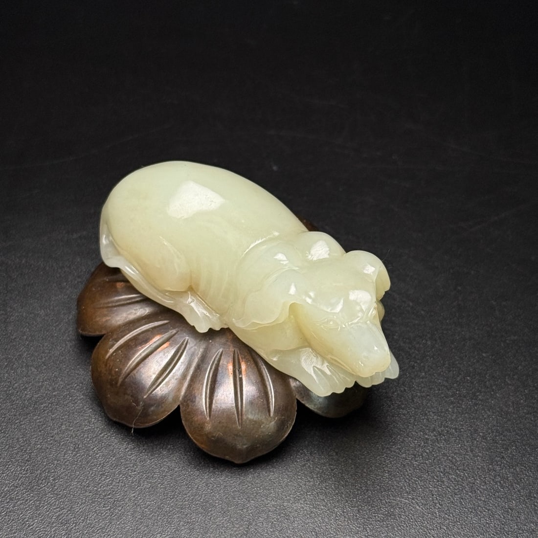 An Exquisite White Jade Dog Hand Piece: An Exquisite White Jade Dog Hand Piece,Qing Dynasty,China,Size:65mmx29mmx25mm,Weight:70g 白玉狗手把件,中国清代
