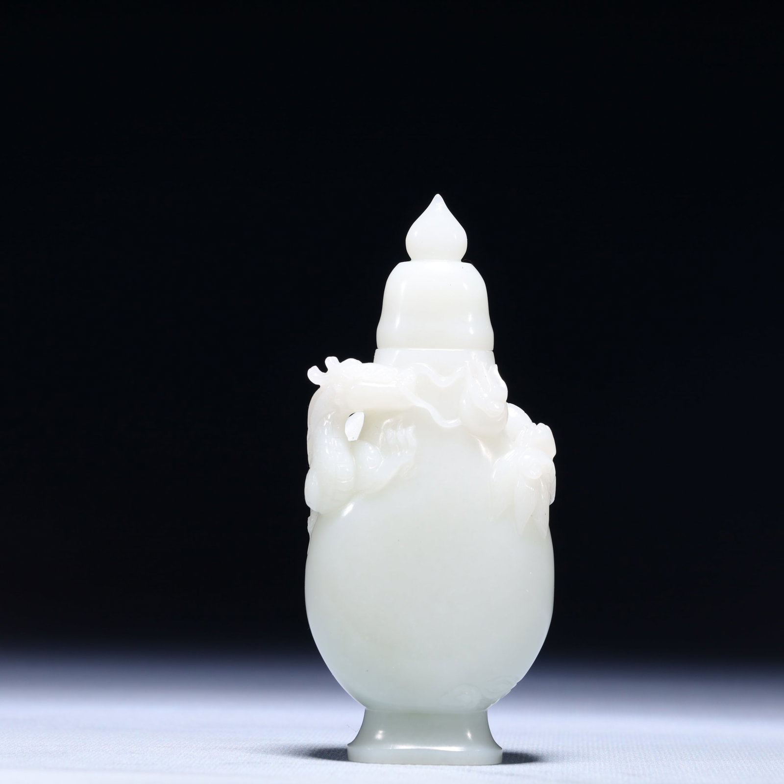 An Exquisite White Jade Dragon Pattern Bottle: An Exquisite White Jade Dragon Pattern Bottle,Qing Dynasty,China,Size:2inx0.8inx4.7in,Weight:143.8g 白玉龙纹盖瓶,中国清代