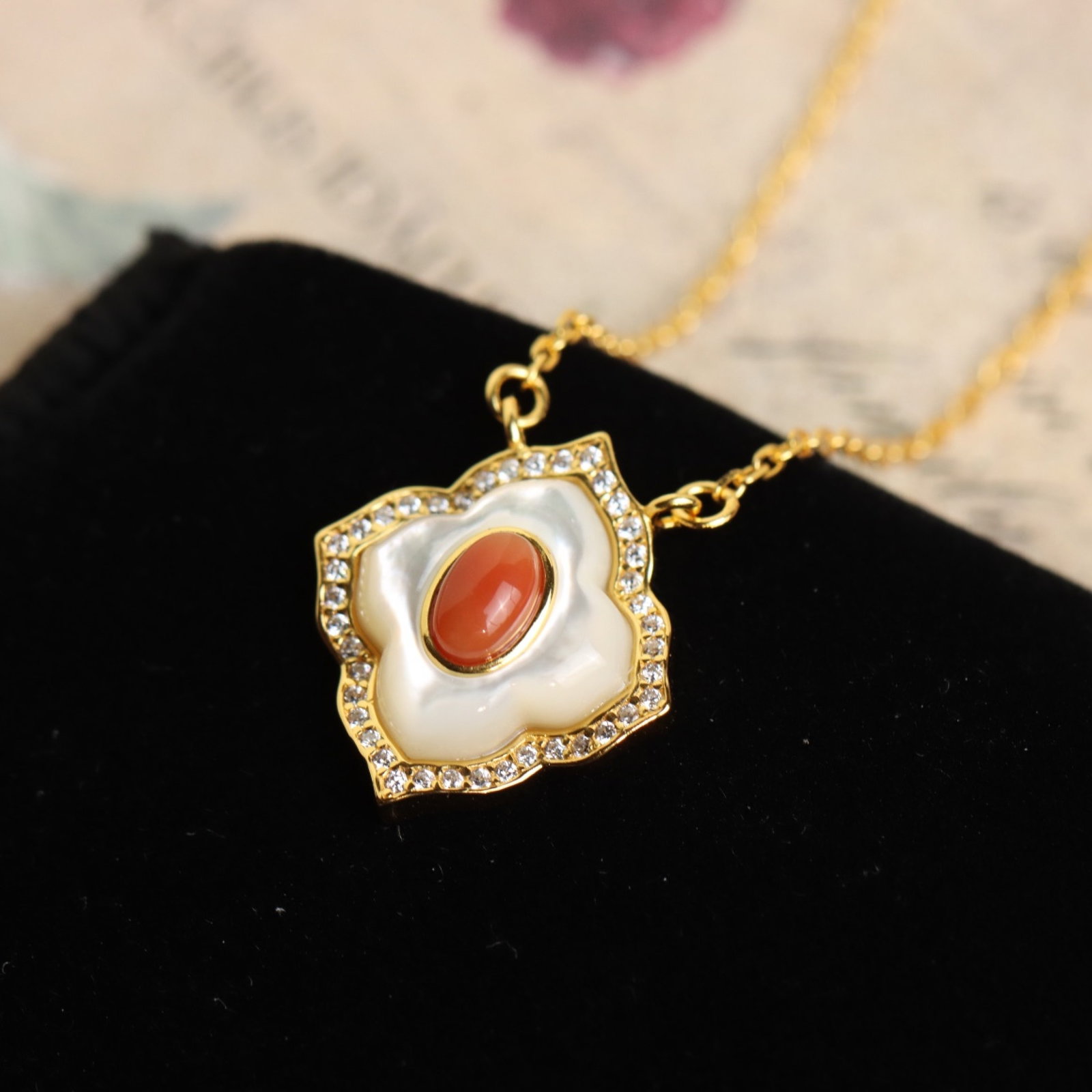An Exquisite Sterling Silver-Gold Plated Inlaid Shell Pendant, Inlaid Diamond and Agate: An Exquisite Sterling Silver-Gold Plated Inlaid Shell Pendant, Inlaid Diamond and Agate 纯银镀金镶贝壳吊坠,嵌钻石和玛