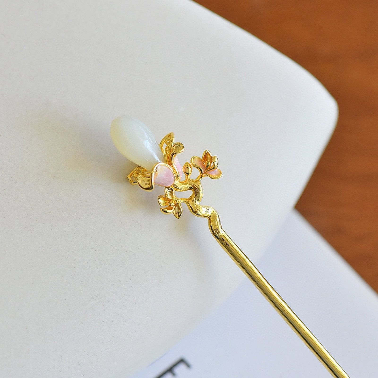 An Exquisite Bronze-Gold Plated Inlaid White Jade Hairpin: An Exquisite Bronze-Gold Plated Inlaid White Jade Hairpin,Size:9mmx20mm 铜镀金镶白玉发簪