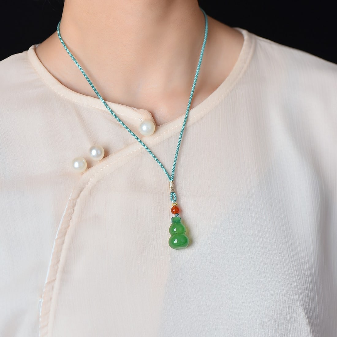 An Exquisite Agate Gourd-Shaped Pendant: An Exquisite Agate Gourd-ShapedPendant,Size:15mmx22mm 玛瑙葫芦形挂件