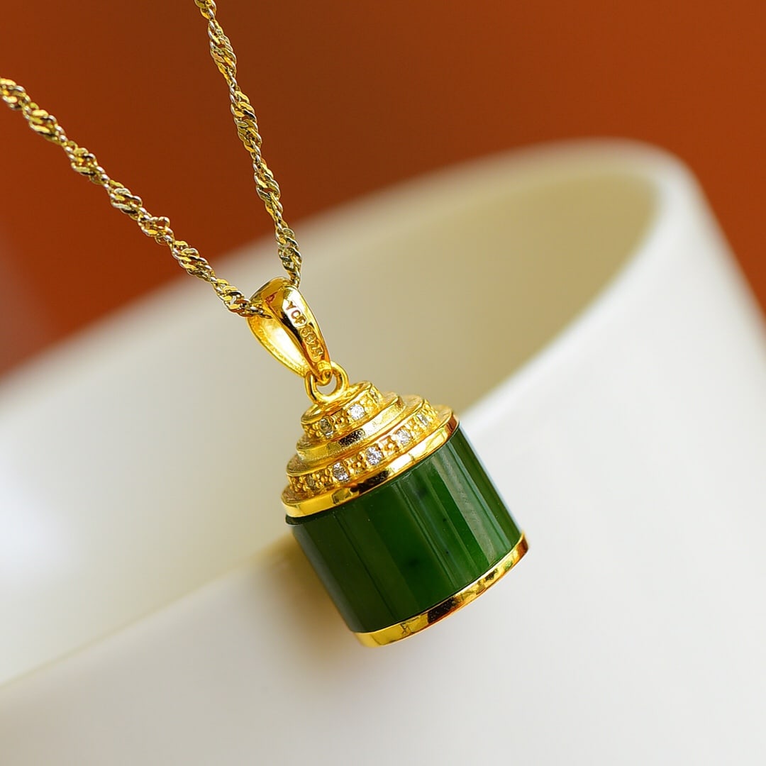 An Exquisite Sterling Silver-Gold Plated Inlaid Jasper Necklace,Inlaid Diamond: An Exquisite Sterling Silver-Gold Plated Inlaid Jasper Necklace,Inlaid Diamond,Size:9mmx12mm 纯银镀金镶碧玉项链,嵌钻石