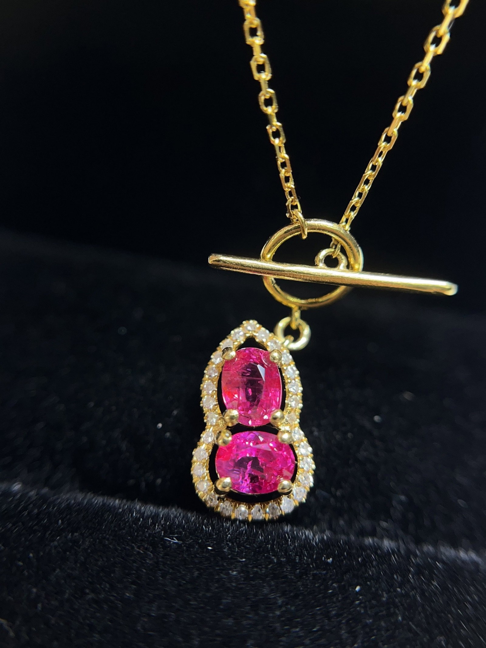 A Exquisite 18k Gold Inlaid 0.88ct Natural Ruby Pendant,Inlaid Diamond: A Exquisite 18k Gold Inlaid 0.88ct Natural Ruby Pendant,Inlaid Diamond,Total Weight:1.88g 18k金镶 0.88ct 天然红宝石吊坠,嵌钻石