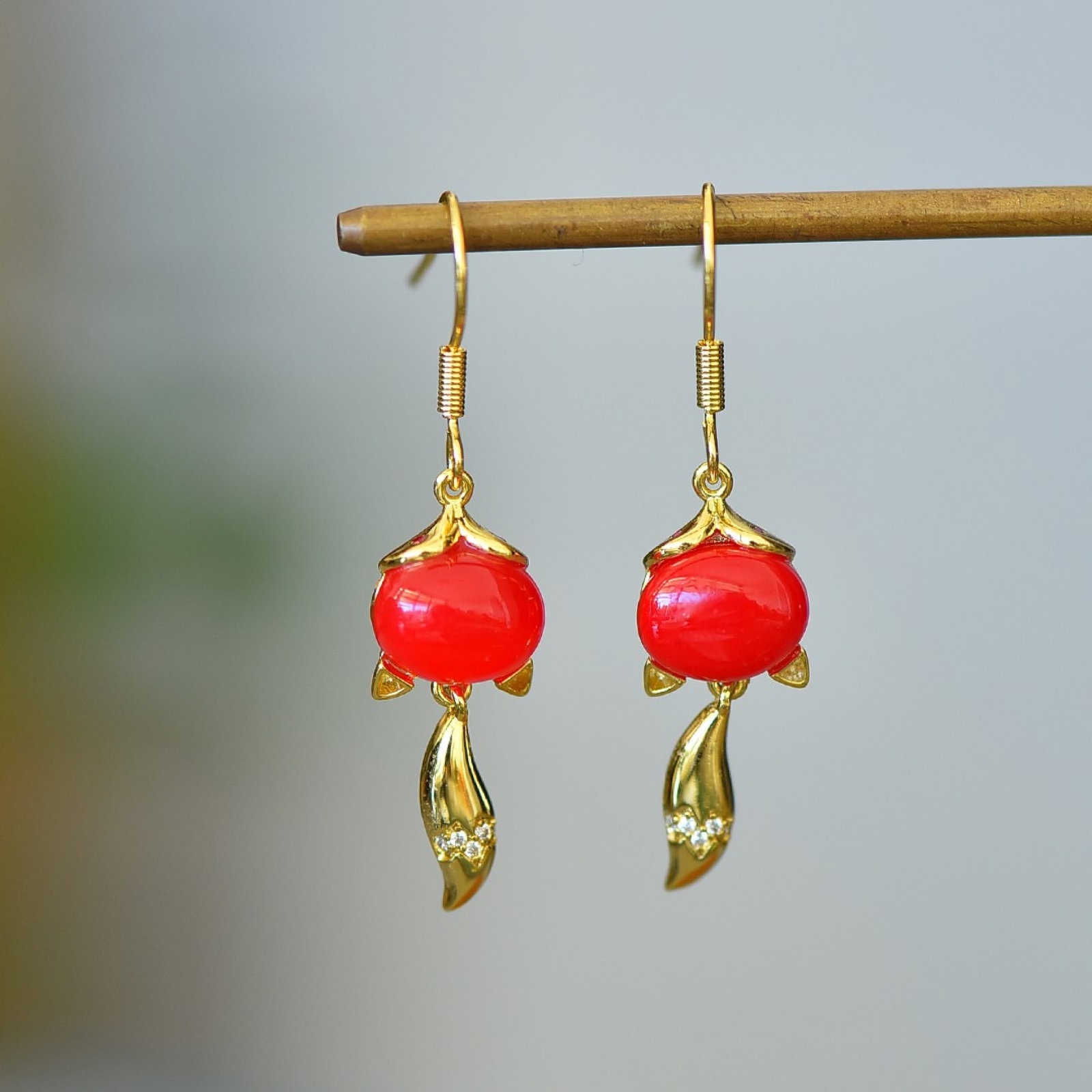 A Pair of Exquisite Earrings,Inlaid Diamond: A Pair of Exquisite Earrings Size:8mmx10mm 一对耳环
