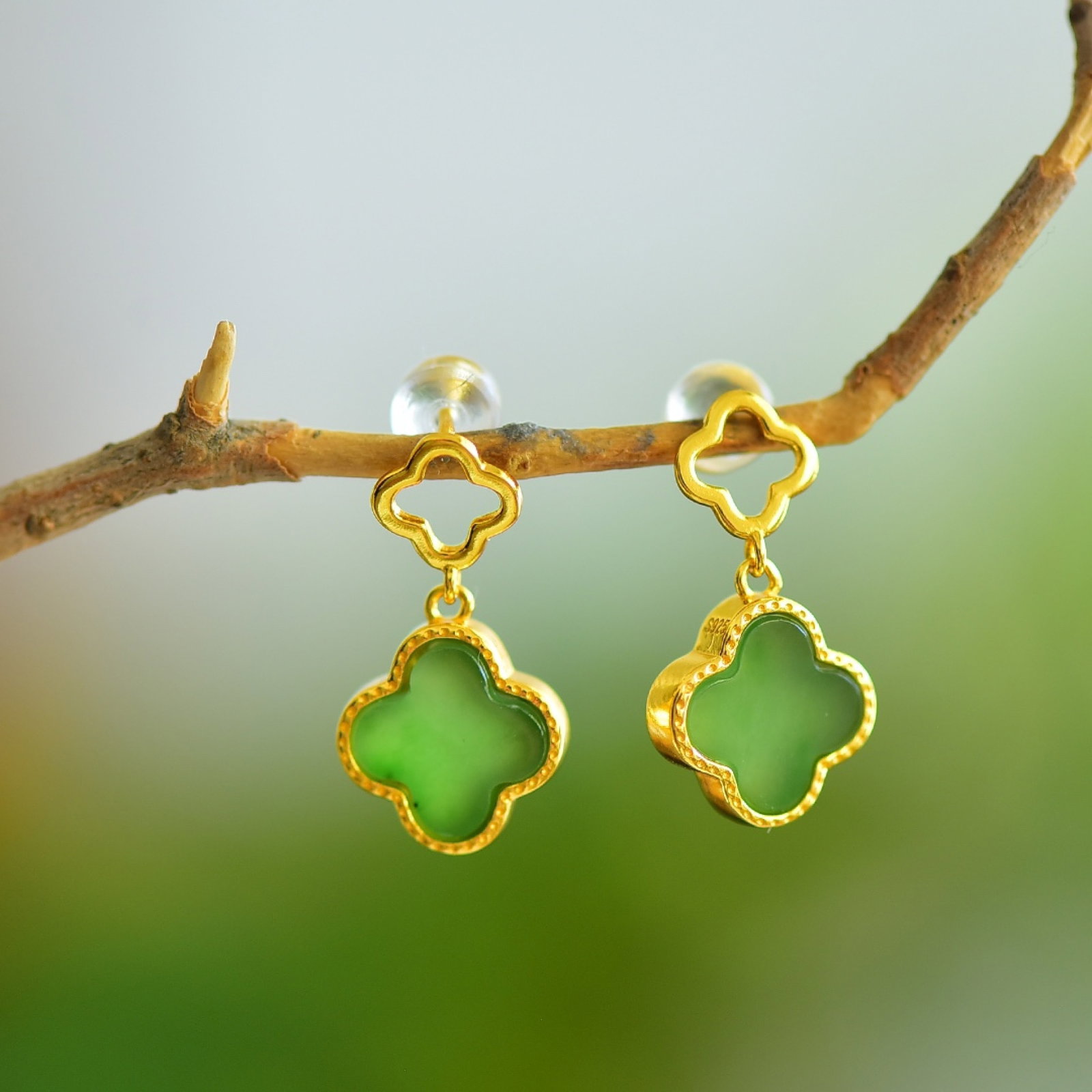A Pair of Exquisite Sterling Silver-Gold Plated Inlaid Jasper Earrings: A Pair of Exquisite Sterling Silver-Gold Plated Inlaid Jasper Earrings 一对纯银镀金镶碧玉耳环