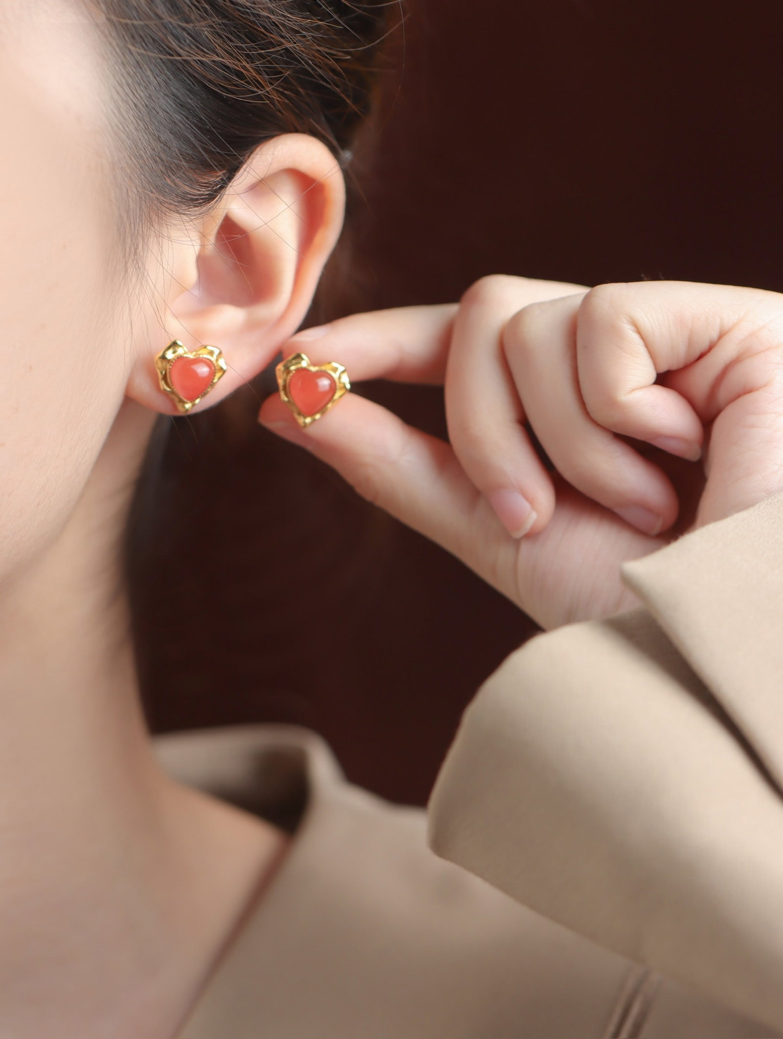 A Pair of Exquisite Sterling Silver-Gold Plated Inlaid Agate Earrings: A Pair of Exquisite Sterling Silver-Gold Plated Inlaid Agate Earrings 一对纯银镀金镶玛瑙耳钉