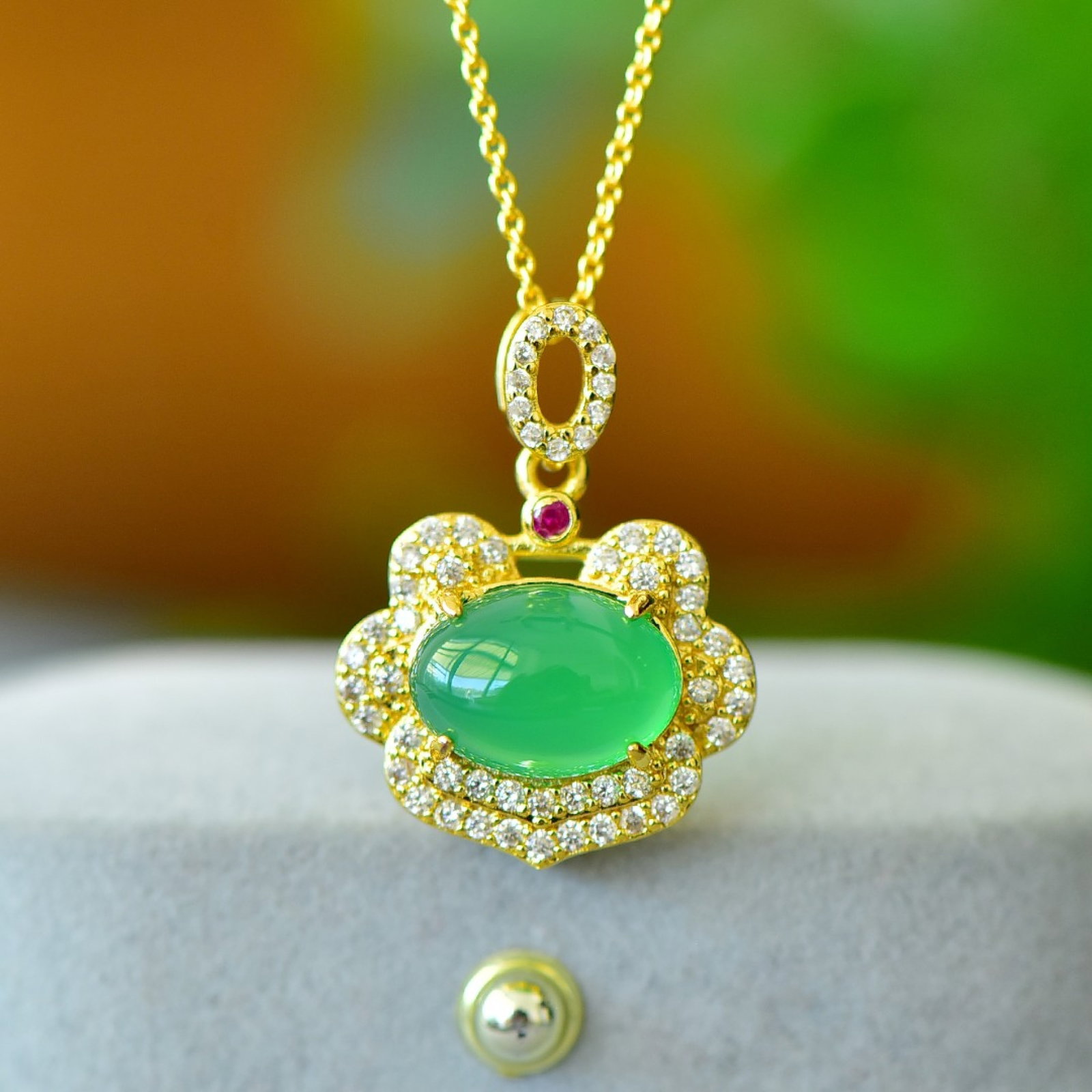 An Exquisite Pendant,Inlaid Diamond: An Exquisite Pendant Size:10mmx14mm 吊坠