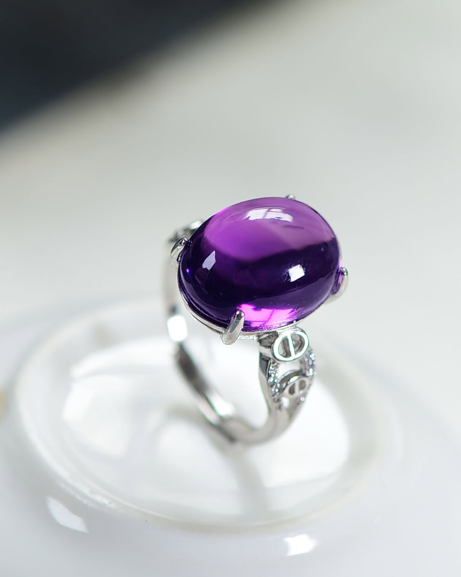 An Exquisite Sterling Silver Inlaid Crystal Ring,Inlaid Diamond: An Exquisite Sterling Silver Inlaid Crystal Ring,Inlaid Diamond,Size:15.7mmx12mmx8.6mm 纯银镶水晶戒指,嵌钻石