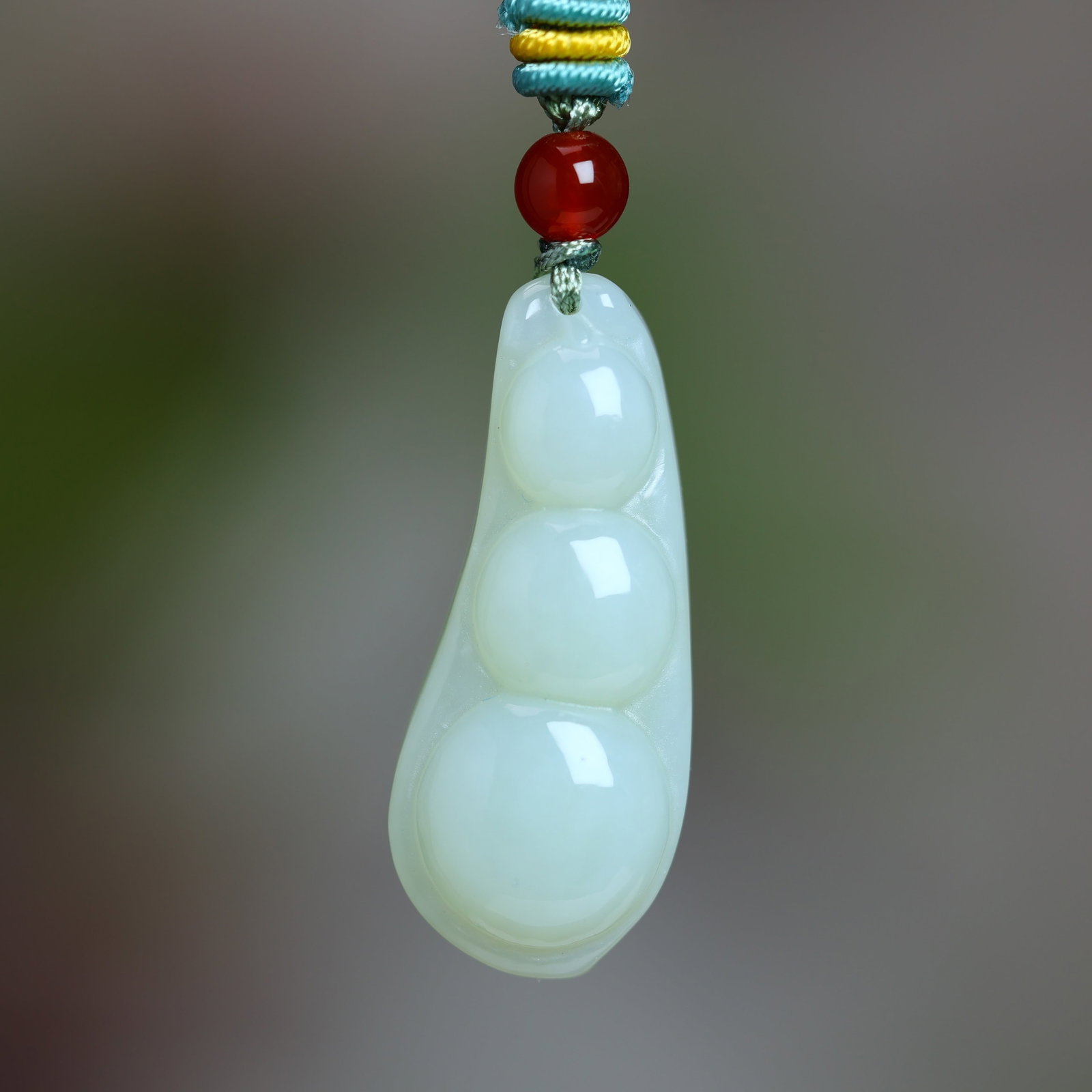 An Exquisite White Jade Pod Pendant: An Exquisite White Jade Pod Pendant,Size:20mmx40 mm (寓意)四季平安 吉祥福豆 白玉豆荚吊坠