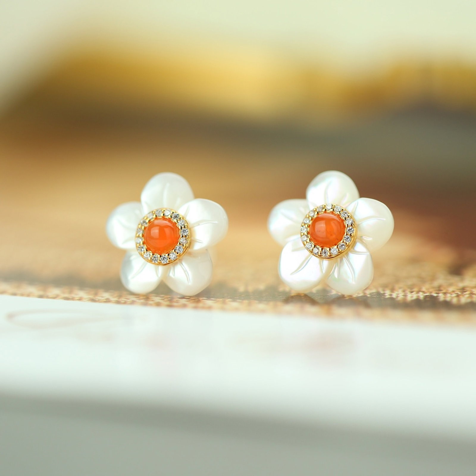A Pair of Exquisite Sterling Silver-Gold Plated Inlaid Shell Earrings, Inlaid Diamond and Agate: A Pair of Exquisite Sterling Silver-Gold Plated Inlaid Shell Earrings, Inlaid Diamond and Agate,Size:14.2mmx14.2mm,Weight:2.19g 一对纯银镀金镶贝壳