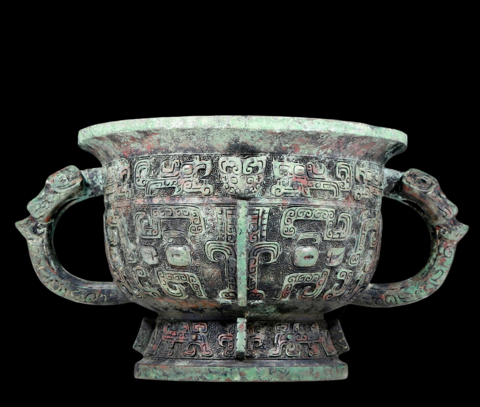 A precious bronze double-eared stove with animal masks: A precious bronze animal-faced double-eared furnace with inscriptions. In ancient times, the surface was carefully carved, vividly demonstrating the superb skills of the craftsmen. It has its own