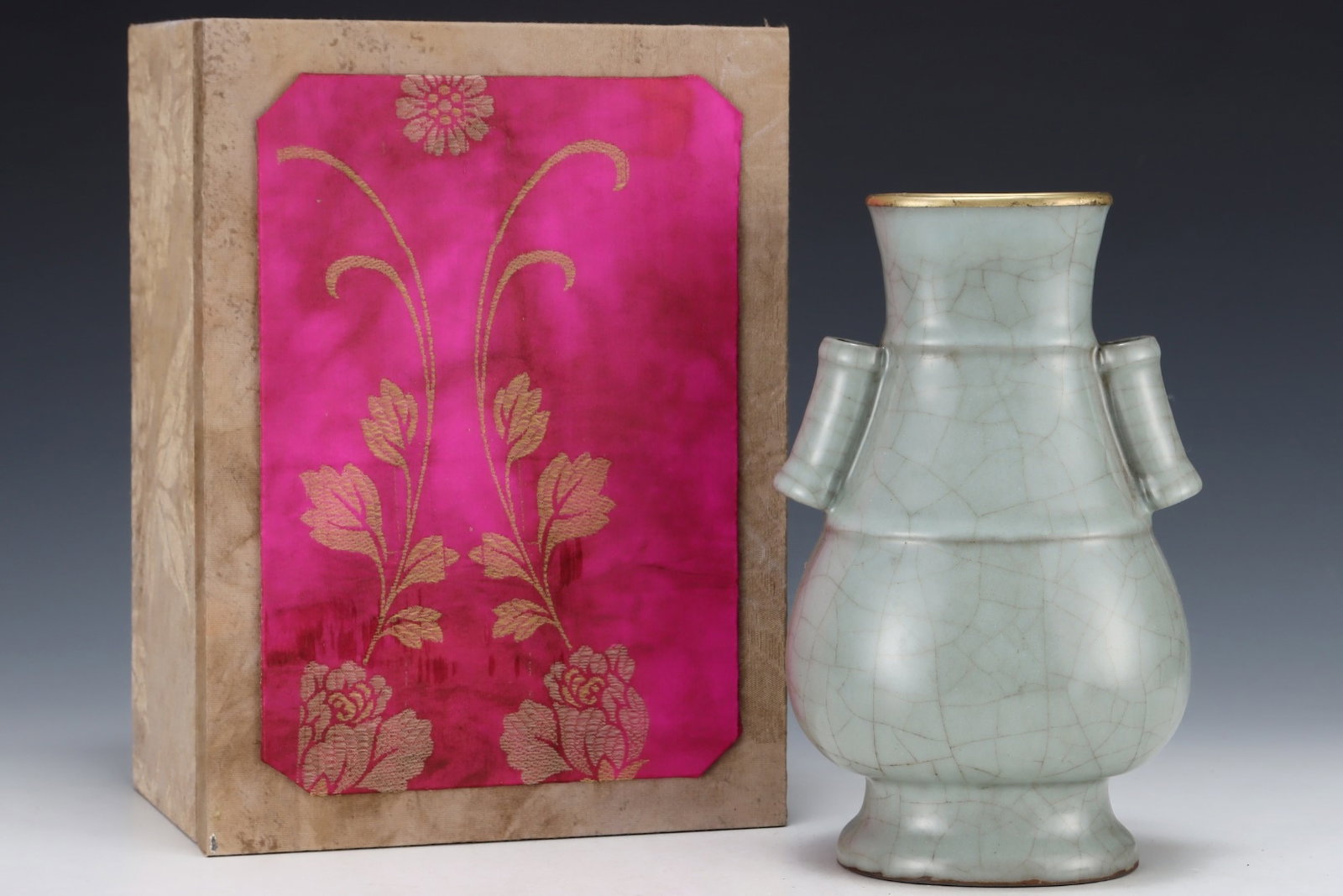 An Exquisite Guan yao Cover with Gold Double-Ears Vase: An Exquisite Guan yao Cover with Gold Double-Ears Vase,Song Dynasty,China,Royal Court 款,Size:9.5inx6.1in 官窑金口双耳瓶,中国宋代
