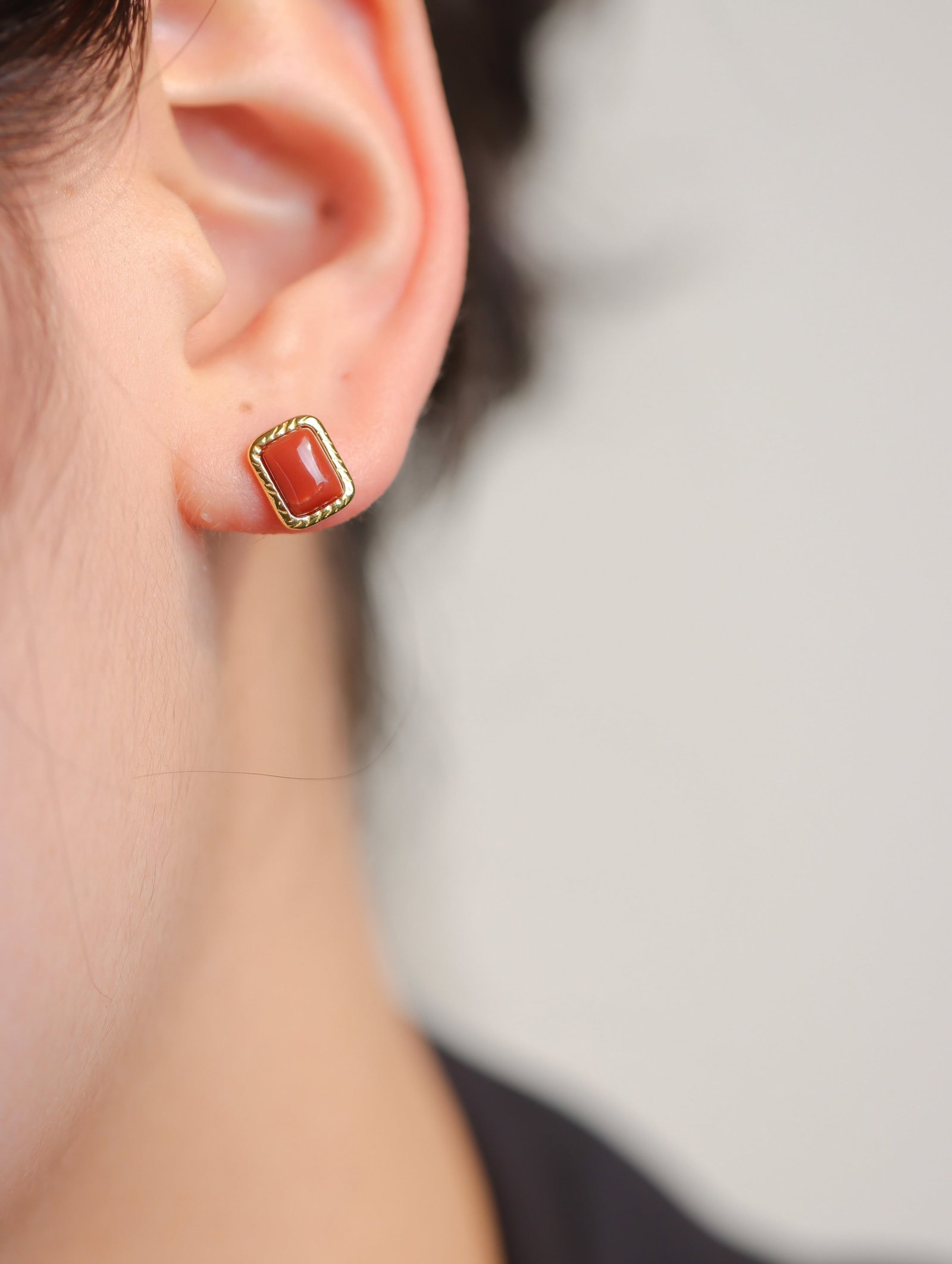 A Pair of Exquisite Sterling Silver-Gold Plated Inlaid Agate Earrings: A Pair of Exquisite Sterling Silver-Gold Plated Inlaid Agate Earrings 一对纯银镀金镶玛瑙耳钉