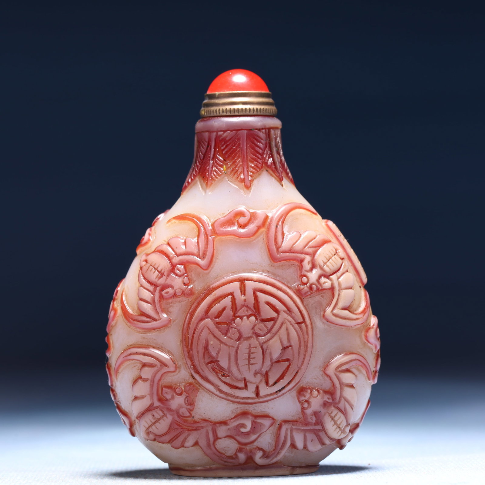 An Exquisite Glass Bats and Peach Pattern Snuff Bottle: An Exquisite Glass Bats and Peach Pattern Snuff Bottle,Qing Dynasty,China,Qianlong Four-character Mark,Size:2.2inx1.2inx3.1in,Weight:73g 琉璃福寿纹鼻烟壶